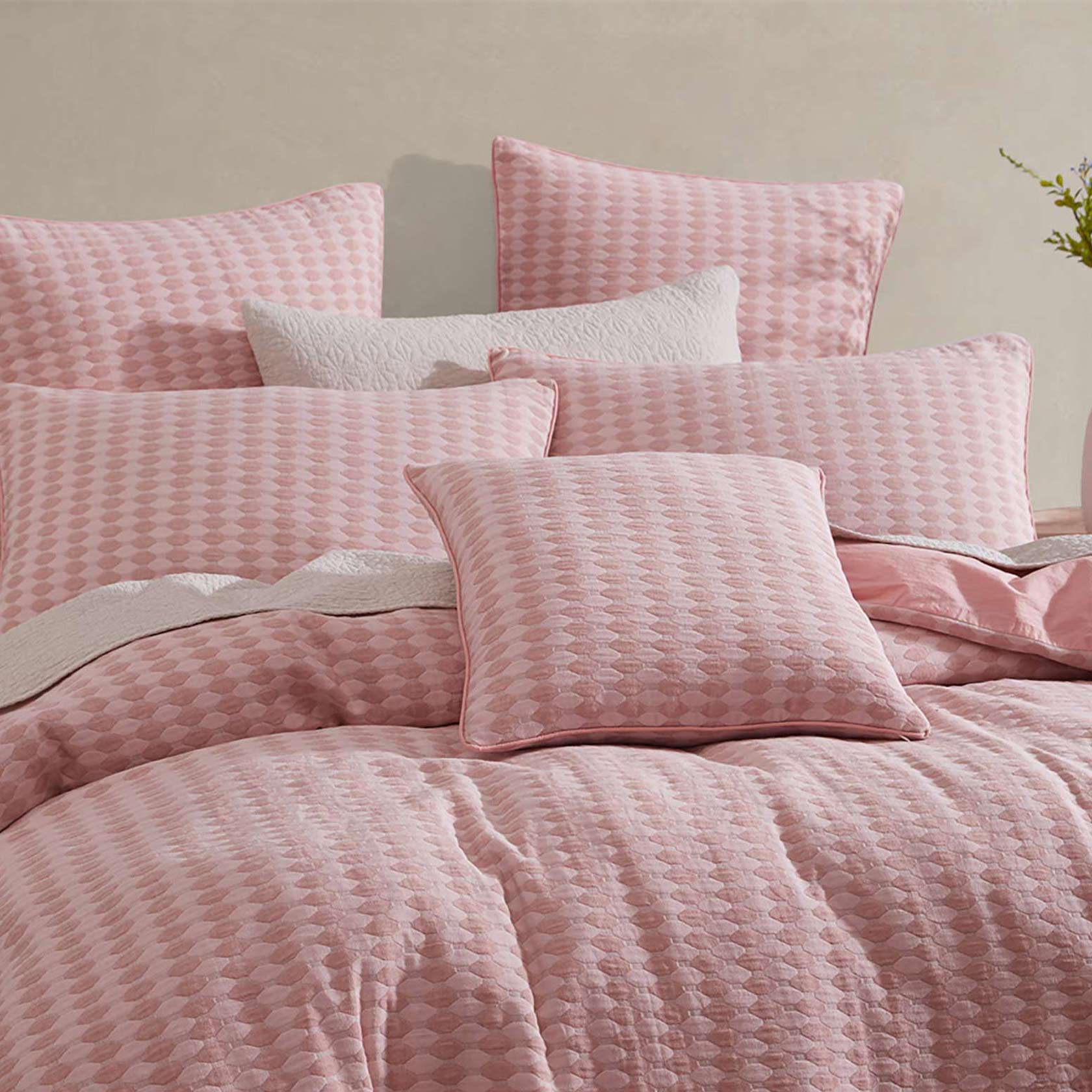 Premium Frankie Blush Quilt Cover Set by Logan & Mason - Soft Luxury Bedding for Master Bedroom & Guest Room - Queen Size Quilt Cover with Matching Pillowcases - Elegant Home Decor for Modern Bedrooms