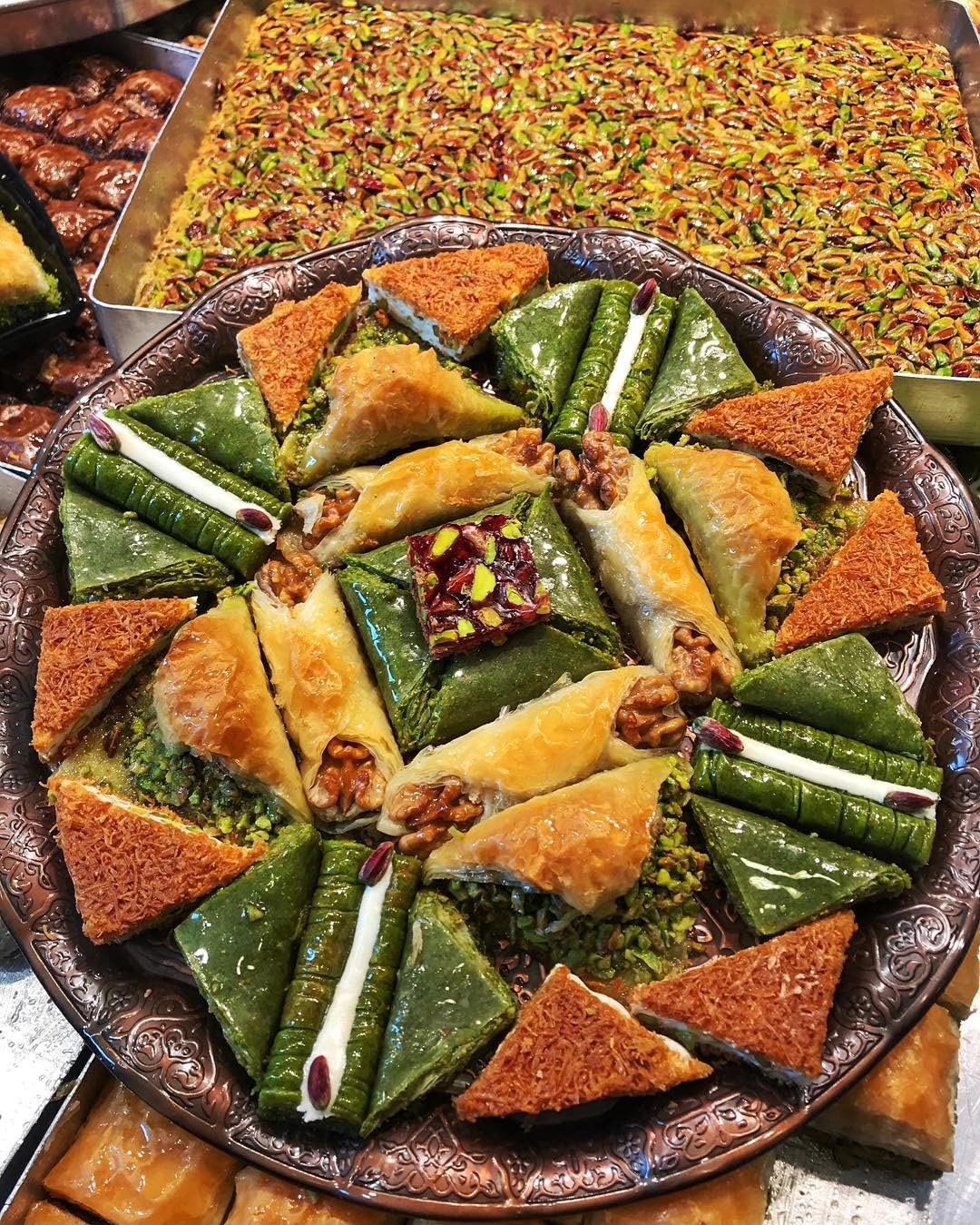 Premium Hafiz Mustafa 1864 Istanbul Baklava Pastry Gift Box - Authentic Turkish Baklava Dessert with Fresh Phyllo Dough, Pistachio, Hazelnut & Walnut - Perfect for Birthday, Christmas Gifts, Parties & Tea Time Snacks