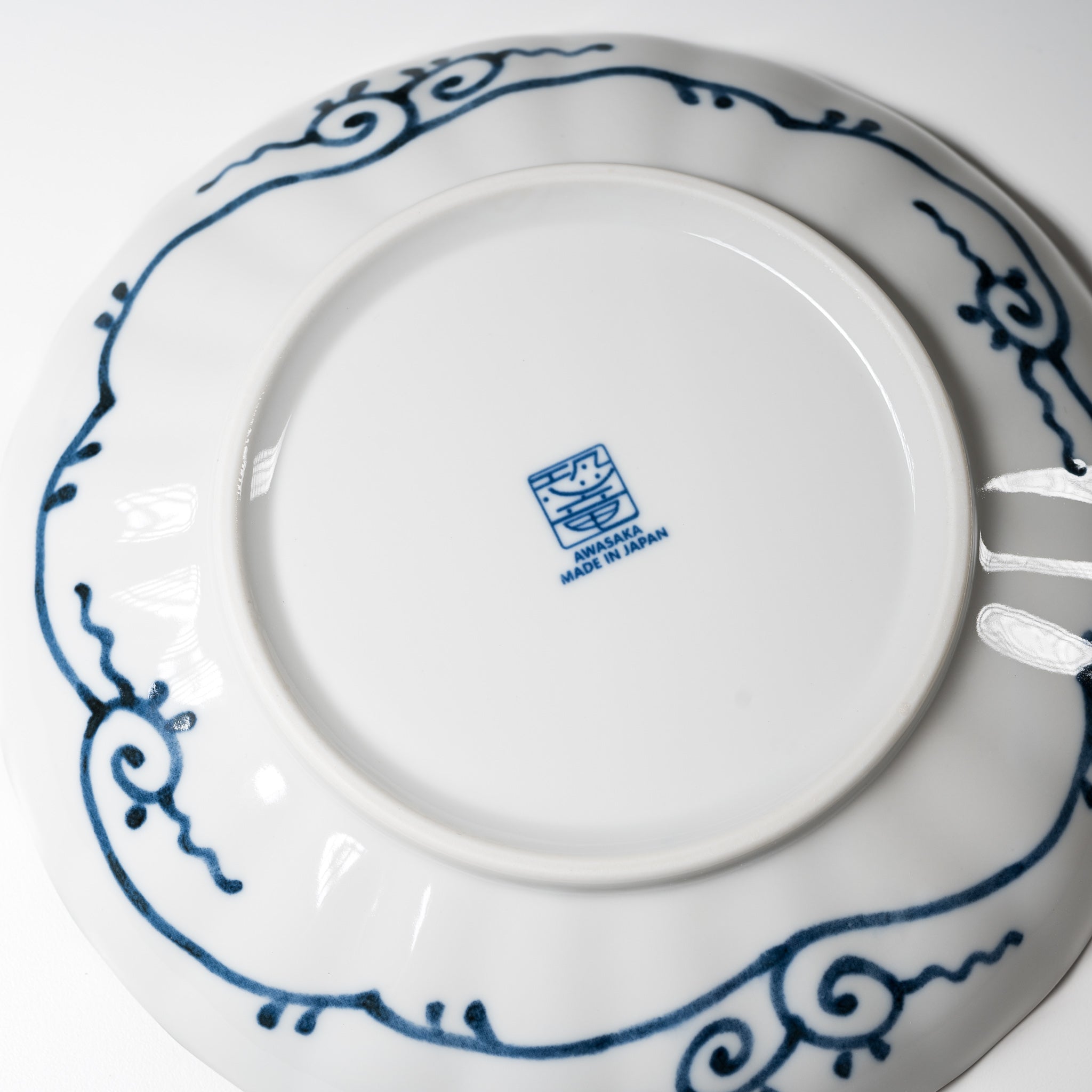 **Mino Ware Wagara Dinosaur Plate 23cm - Japanese Ceramic Dinosaur Design Dinner Plate - Perfect for Kids, Themed Parties & Unique Home Decor**