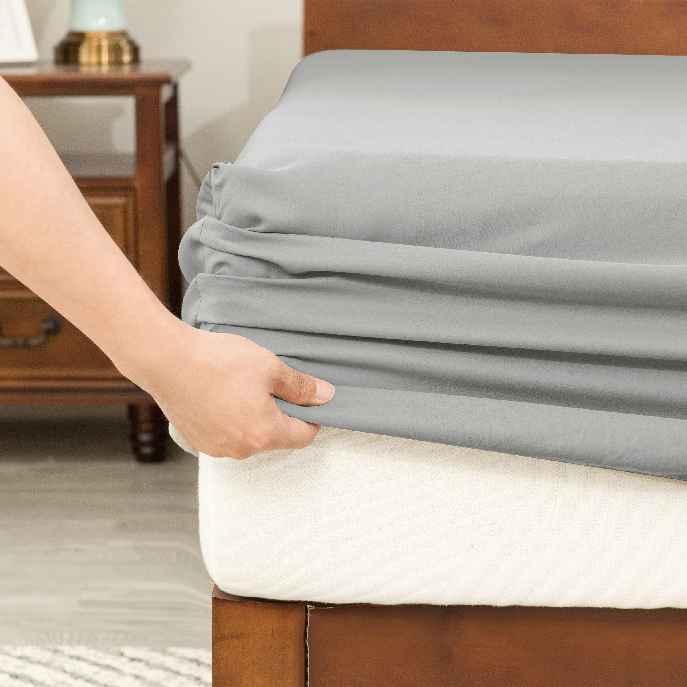 Subrtex 4-Piece Queen Bed Sheet Set - Soft & Breathable Bedding with Pillowcases & Bedspread - Deep Pocket Fits 16