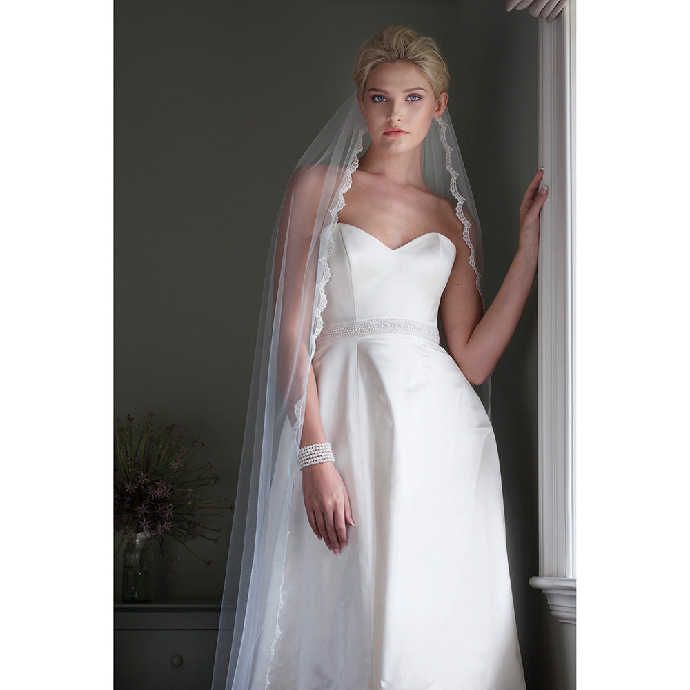 Elegant Lace Edged Wedding Veil - Perfect for Bridal Ceremonies, Photos & Special Occasions