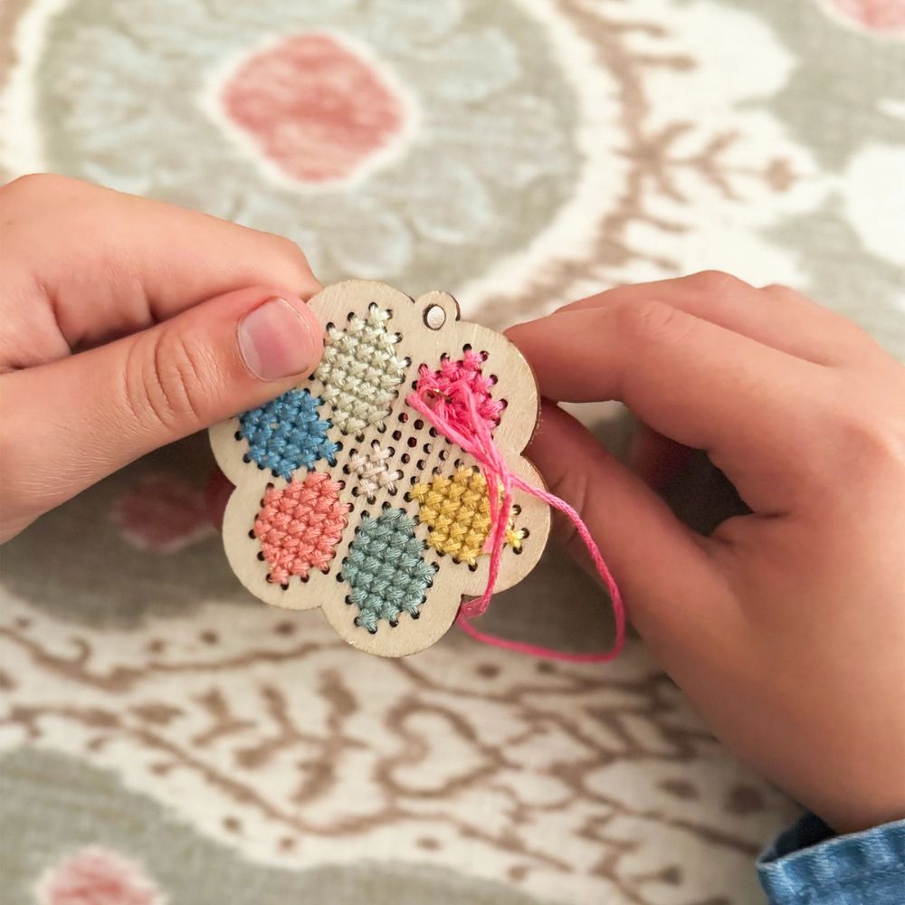 DIY Cotton Twist Flower Cross Stitch Keyring Kit - Handmade Craft Supplies for Embroidery Beginners - Perfect for Keychains, Gifts & Home Decor