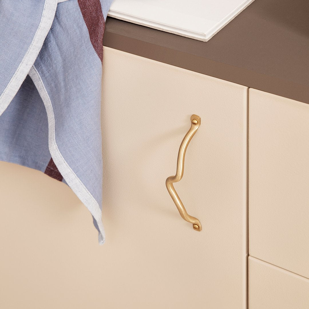 Ergonomic Curved Handle for Kitchen Utensils - Perfect for Cooking, Baking, and Serving with Comfortable Grip