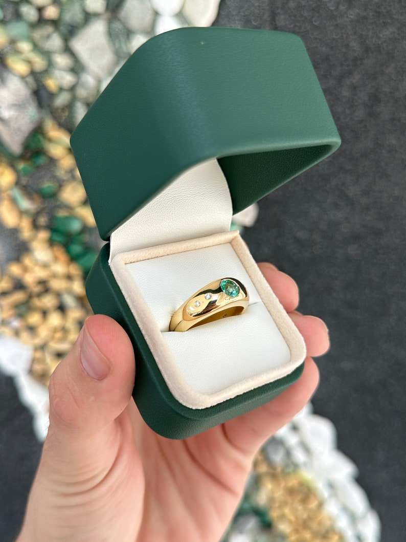 0.80tcw Vivid Round Cut Emerald & Diamond Accent 18K Gold Unisex Statement Ring for Wedding, Anniversary & Special Occasions