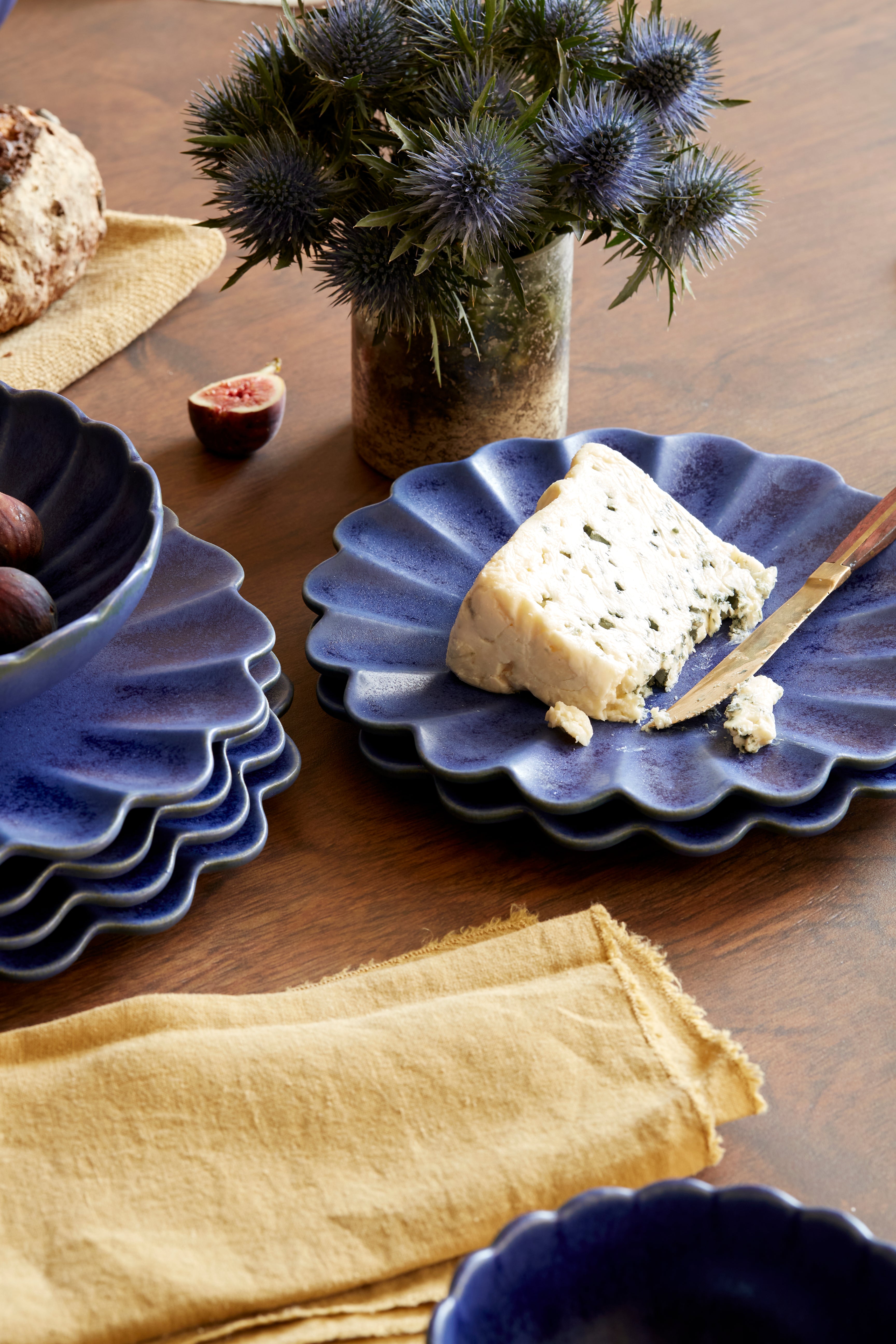 Premium Dhalia Stoneware Dinnerware Set - Elegant Blue Ceramic Plates, Bowls & Mugs - 16-Piece Dinner Set for Family Meals & Entertaining Guests