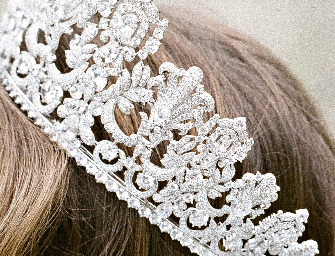 PERSEPHONE Royal Bridal Crown - Elegant Wedding Tiara for Bride, Princess Style Headpiece with Crystals & Pearls | Perfect for Weddings, Prom, Quinceañera, Pageants & Special Occasions