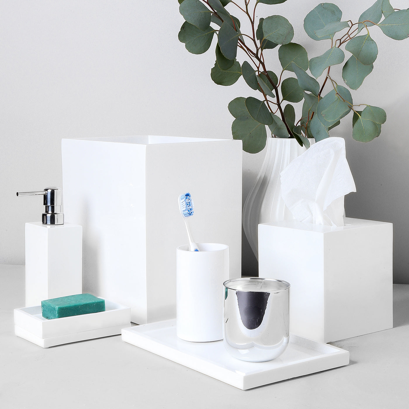 Stylish Lacquer Wastebasket - Elegant Trash Can for Home, Office & Bathroom | Durable & Decorative Bin for Waste Disposal & Organization