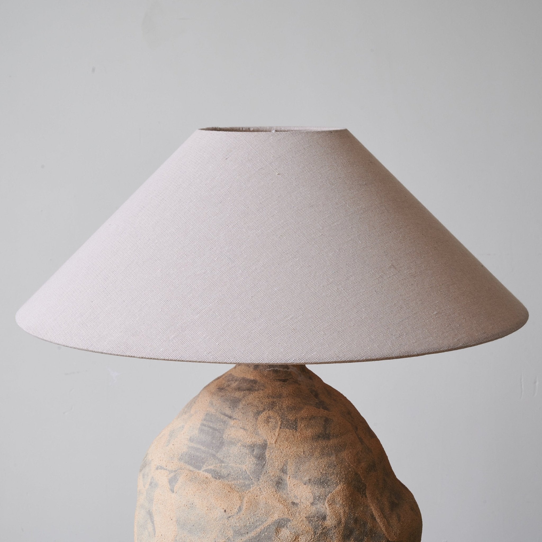 Duna Sculpted Clay Table Lamp - Handmade Ceramic Nightstand Light for Bedroom, Living Room & Office Decor