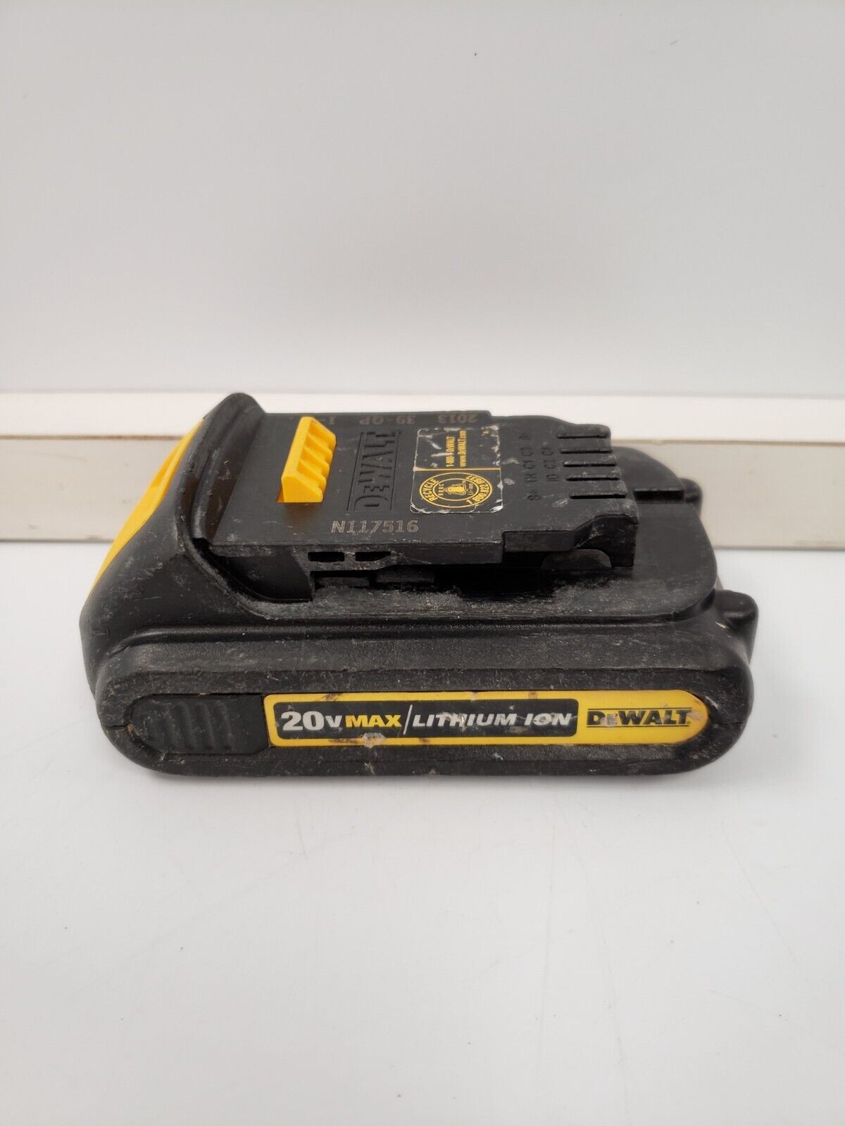 DEWALT DCB201 20V MAX Lithium-Ion Battery Pack - Compatible with DEWALT 20V Tools - Power Drills, Saws, Flashlights & More - Ideal for Construction, DIY Projects & Home Improvement