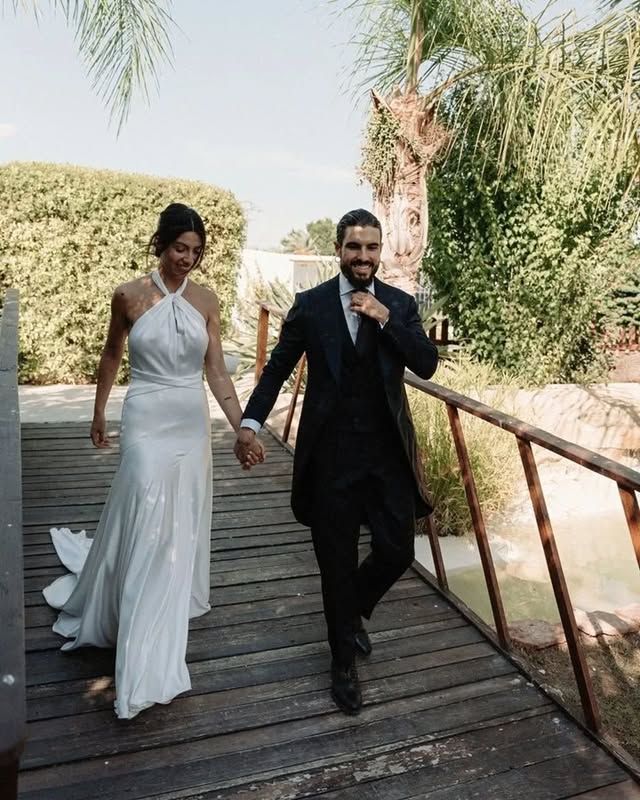 Pronovias Antalya Wedding Dress - Elegant Lace Bridal Gown for Bride, Perfect for Beach Weddings & Destination Ceremonies