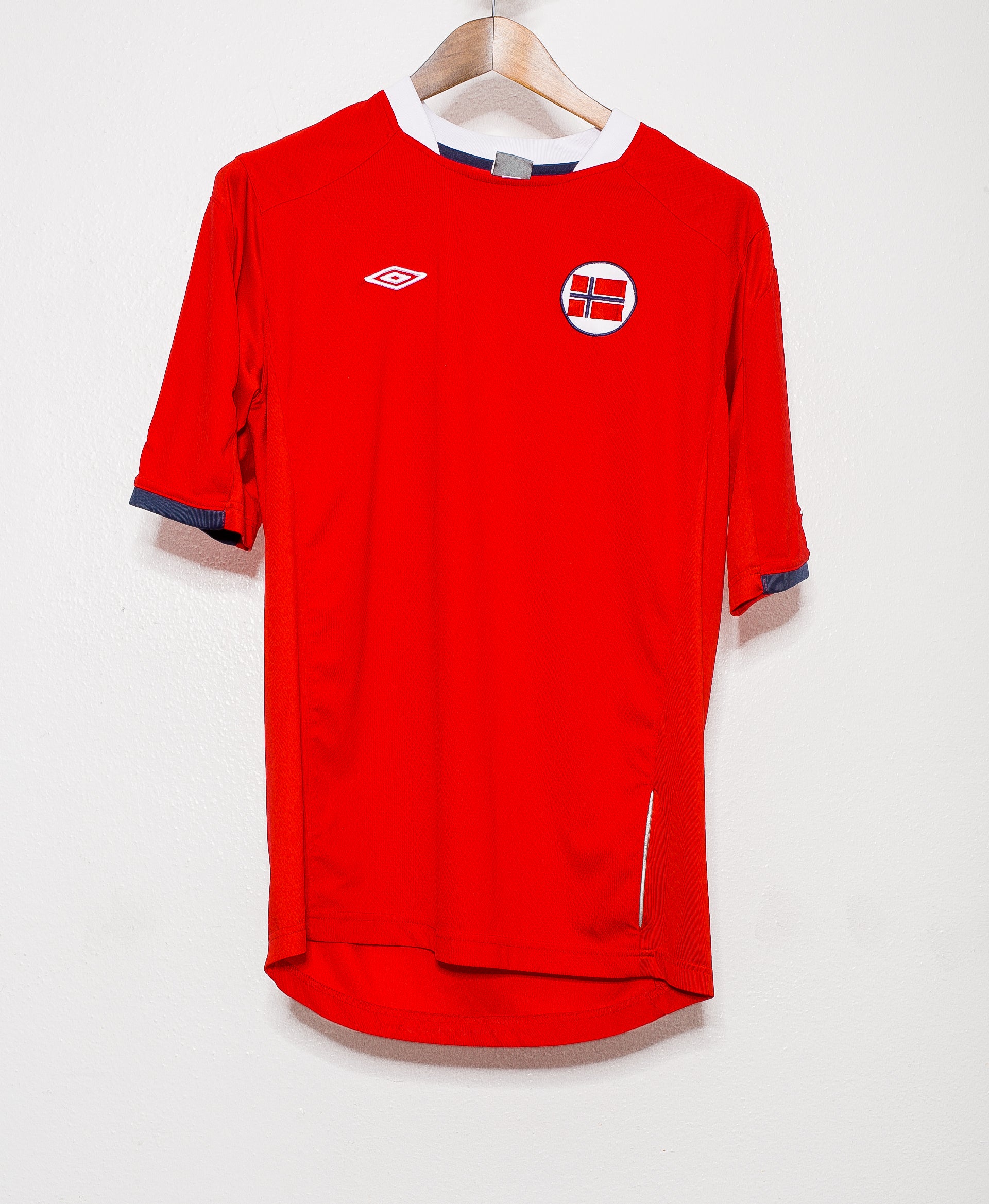 2004 Norway National Team Home Soccer Jersey (Size L) - Authentic Football Shirt for Fans & Collectors - Perfect for Matches, Training & Casual Wear