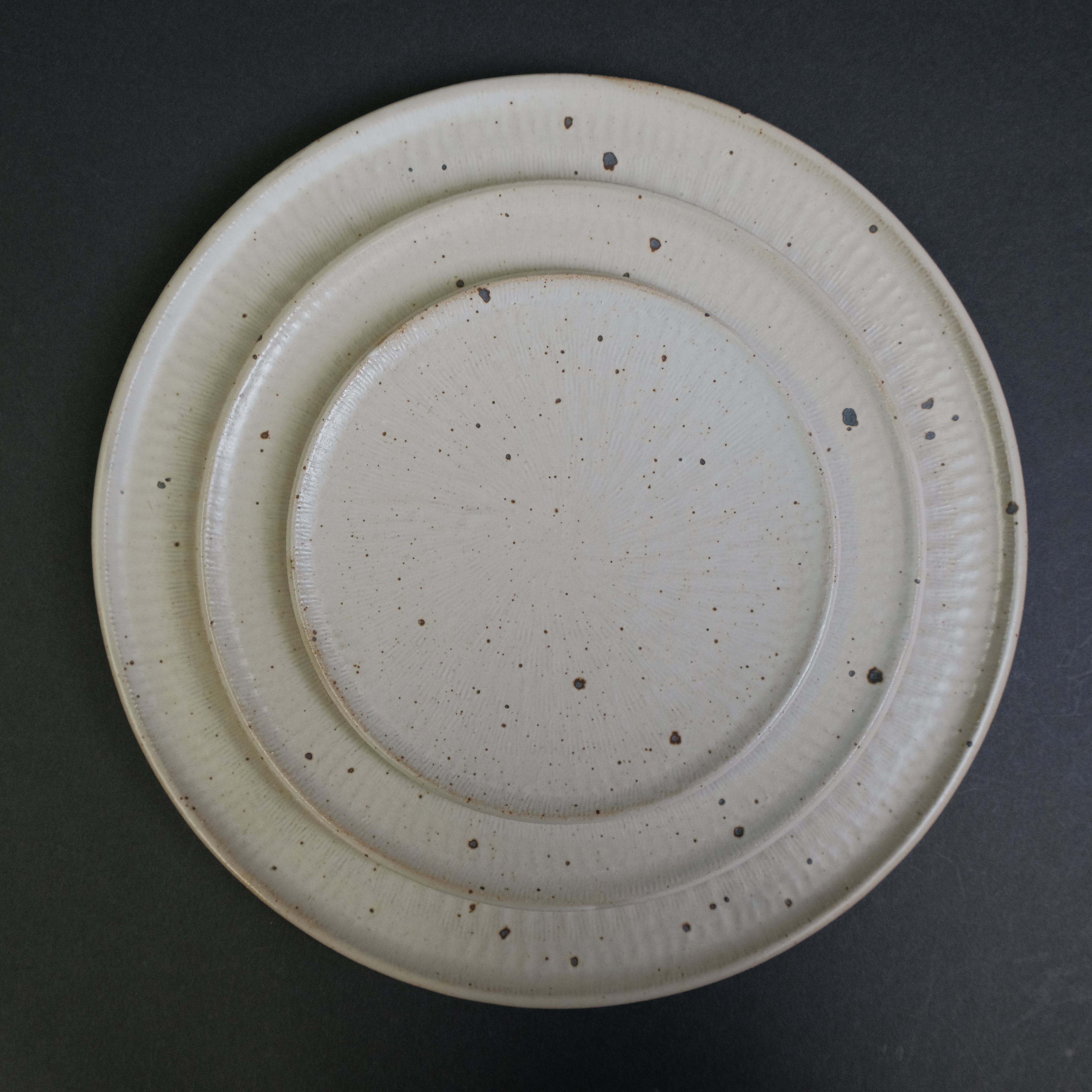 Komon Shinohara Flat Plate Kirikabu W - Japanese Ceramic Dinner Plate for Sushi, Appetizers & Desserts - Elegant Tableware for Home Dining & Restaurant Use