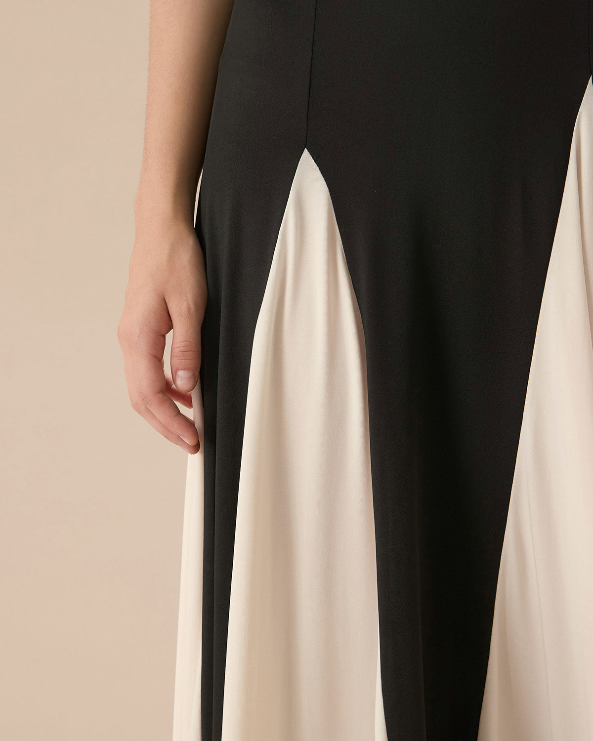 Elegant Black and White Pleated Maxi Dress for Women - Perfect for Evening Parties, Weddings & Summer Vacations