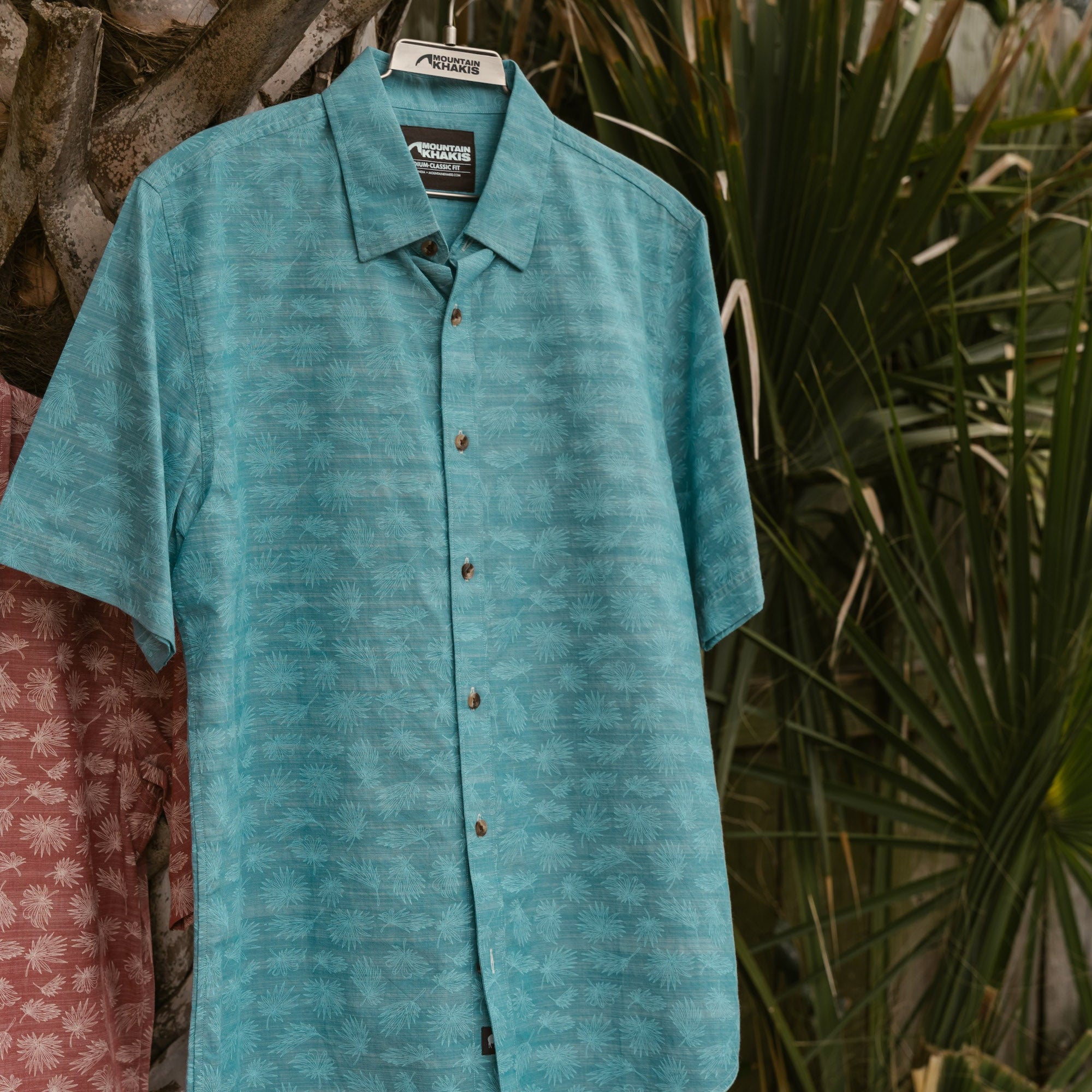 Stylish Basin Short Sleeve Woven Shirt for Men - Comfortable Casual Button Down Shirt with Breathable Fabric - Perfect for Summer Outings, Beach Vacations and Everyday Wear