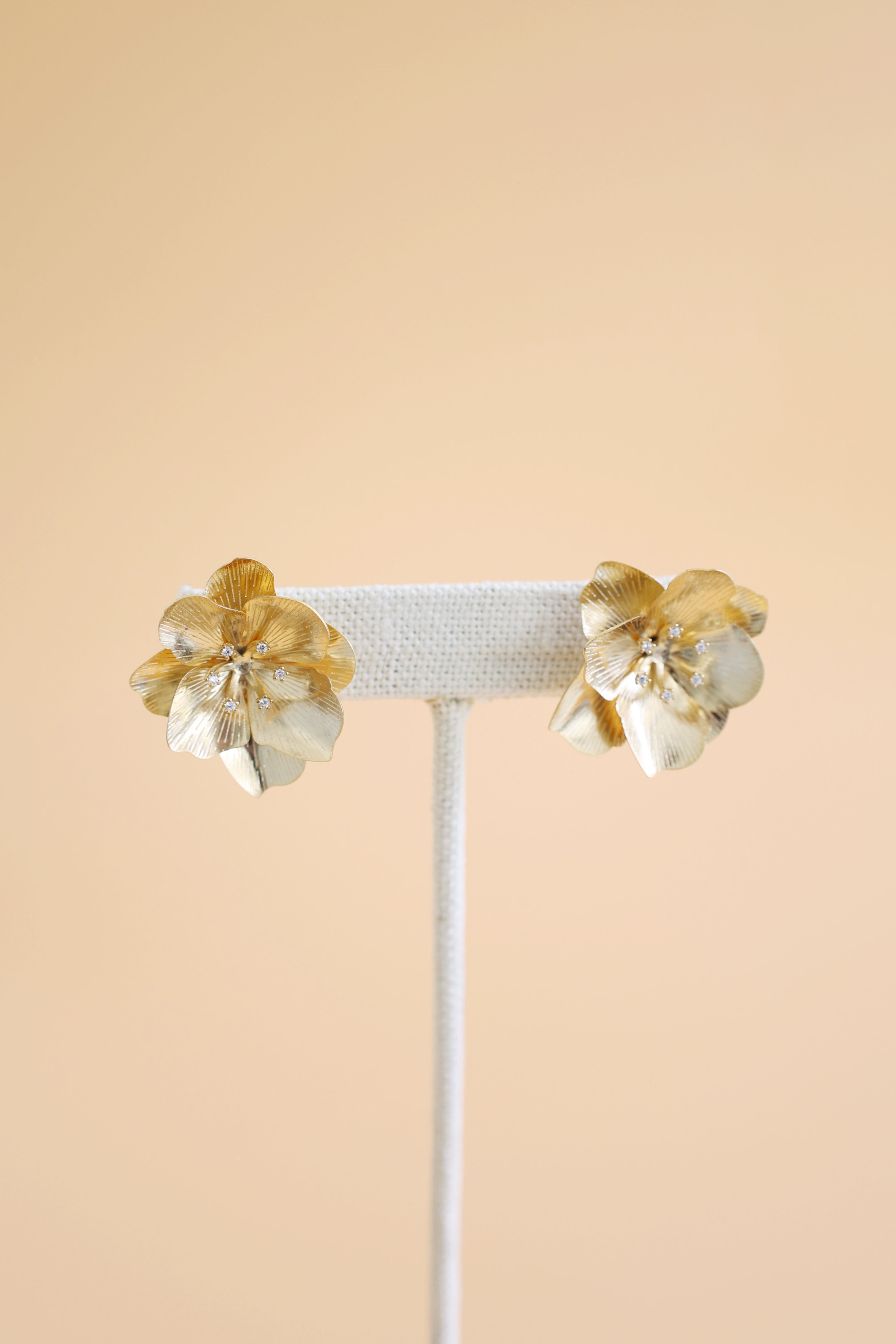 Golden Flower Post Earrings for Women - Elegant Floral Stud Earrings for Everyday Wear, Gift Giving & Special Occasions