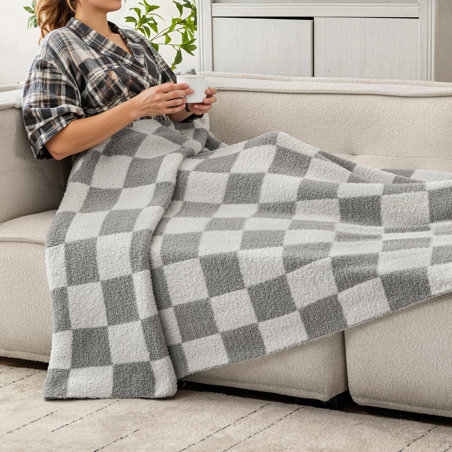 EMEMA Checkered Plush Throw Blanket - Ultra Soft Microfiber Cozy Blanket for Couch, Sofa & Bed - Warm Fluffy Handmade Blanket for Indoor/Outdoor Use - Perfect for Camping, Picnic & Home Decor - Breathable Grey Blanket (60x80 inches)