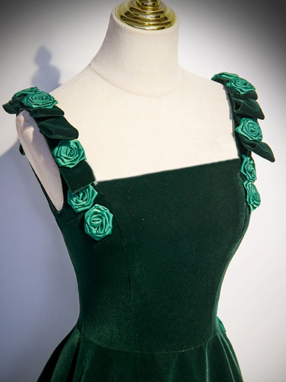 Elegant A-Line Velvet Green Long Prom Dresses for Women - Formal Evening Gowns for Homecoming, Ball & Special Occasions