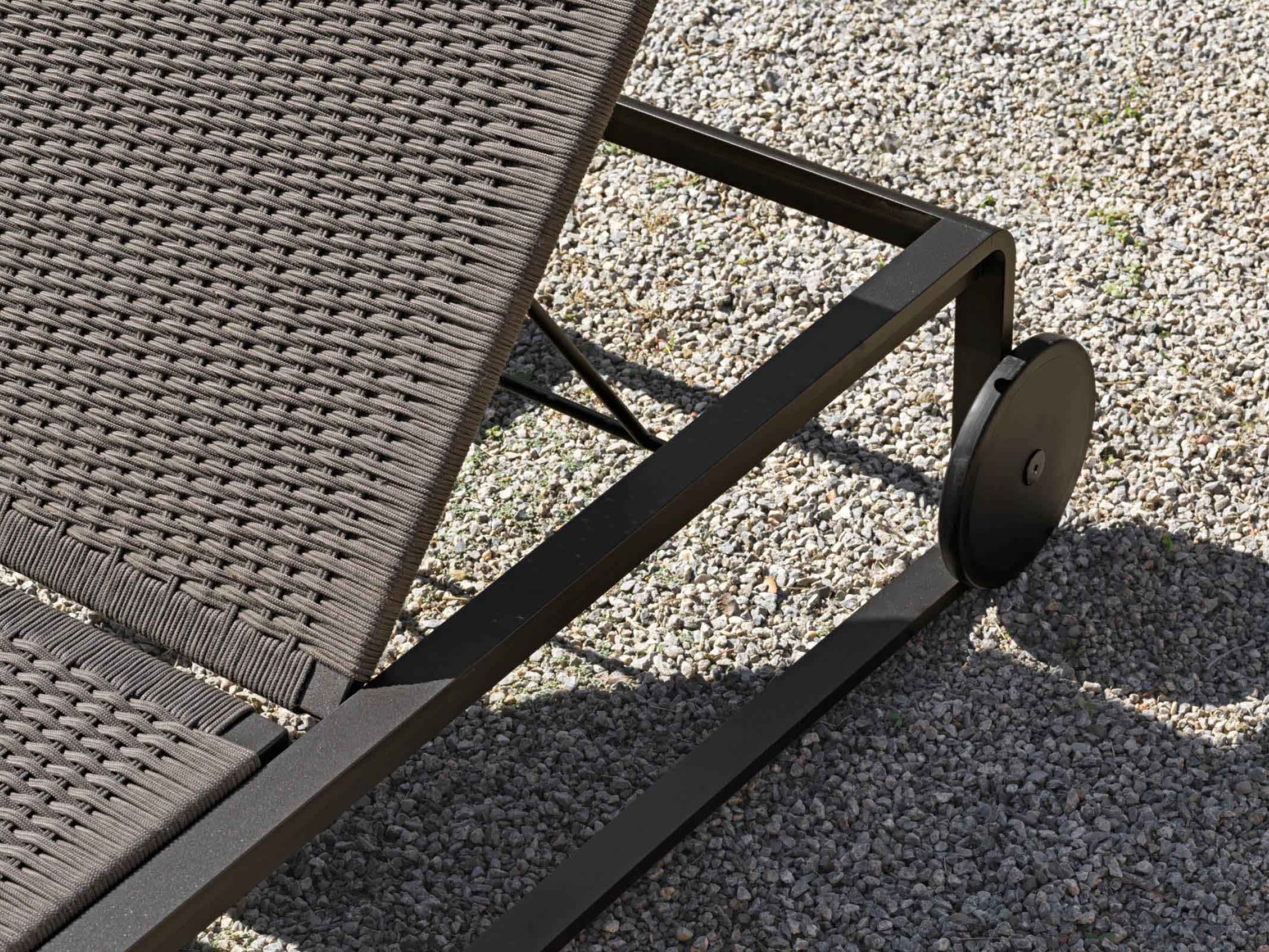 Guell Sunlounger - Premium Outdoor Chaise Lounge for Poolside, Beach & Patio Relaxation - Water-Resistant & Durable Sunbathing Chair