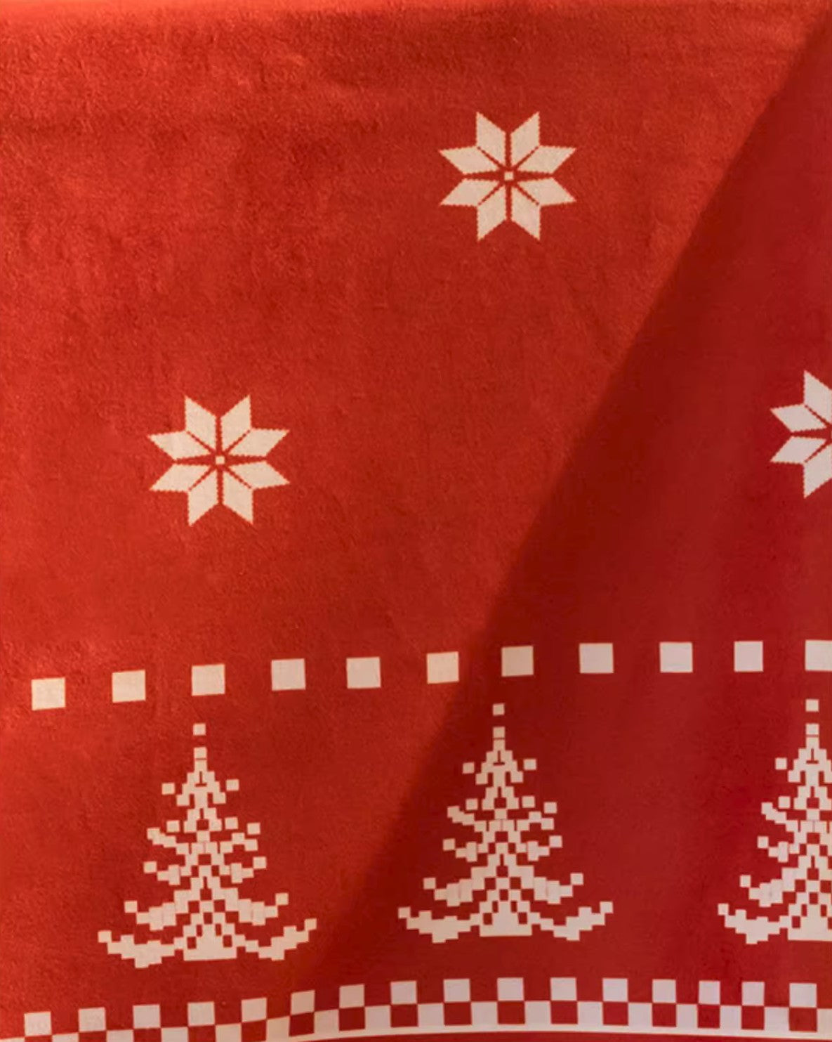 Extra Large Modern Rectangular Tablecloth - Christmas Edelweiss Design for Dining Room, Kitchen & Round Tables | Waterproof & Wrinkle-Resistant Fabric | Perfect for Holiday Dinners, Parties & Home Decor