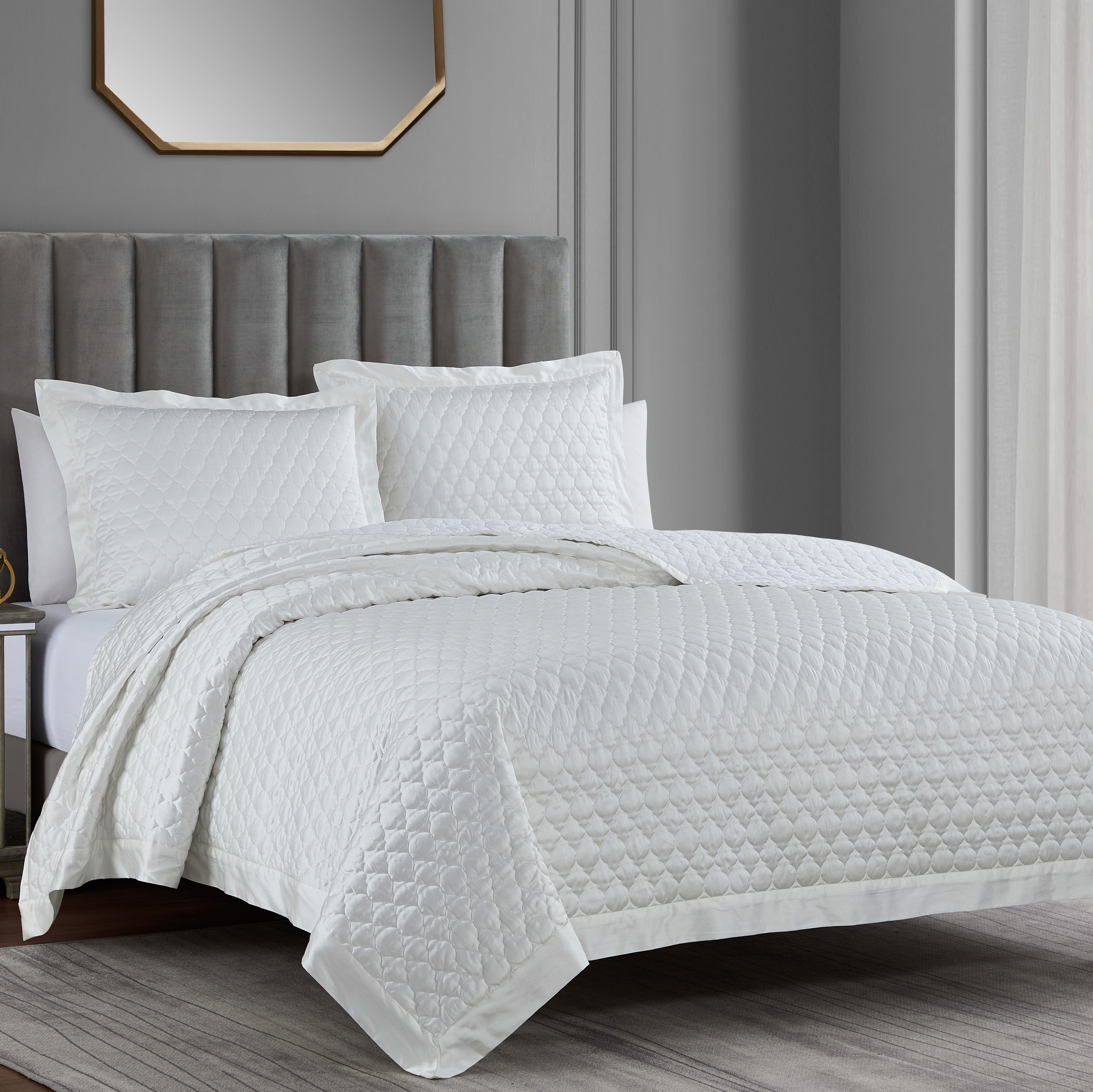 Luxury High Shine Satin Quatrefoil Pattern Bedspread - Elegant Queen Size Quilt for Bedroom Decor, Wedding Gift & Home Styling