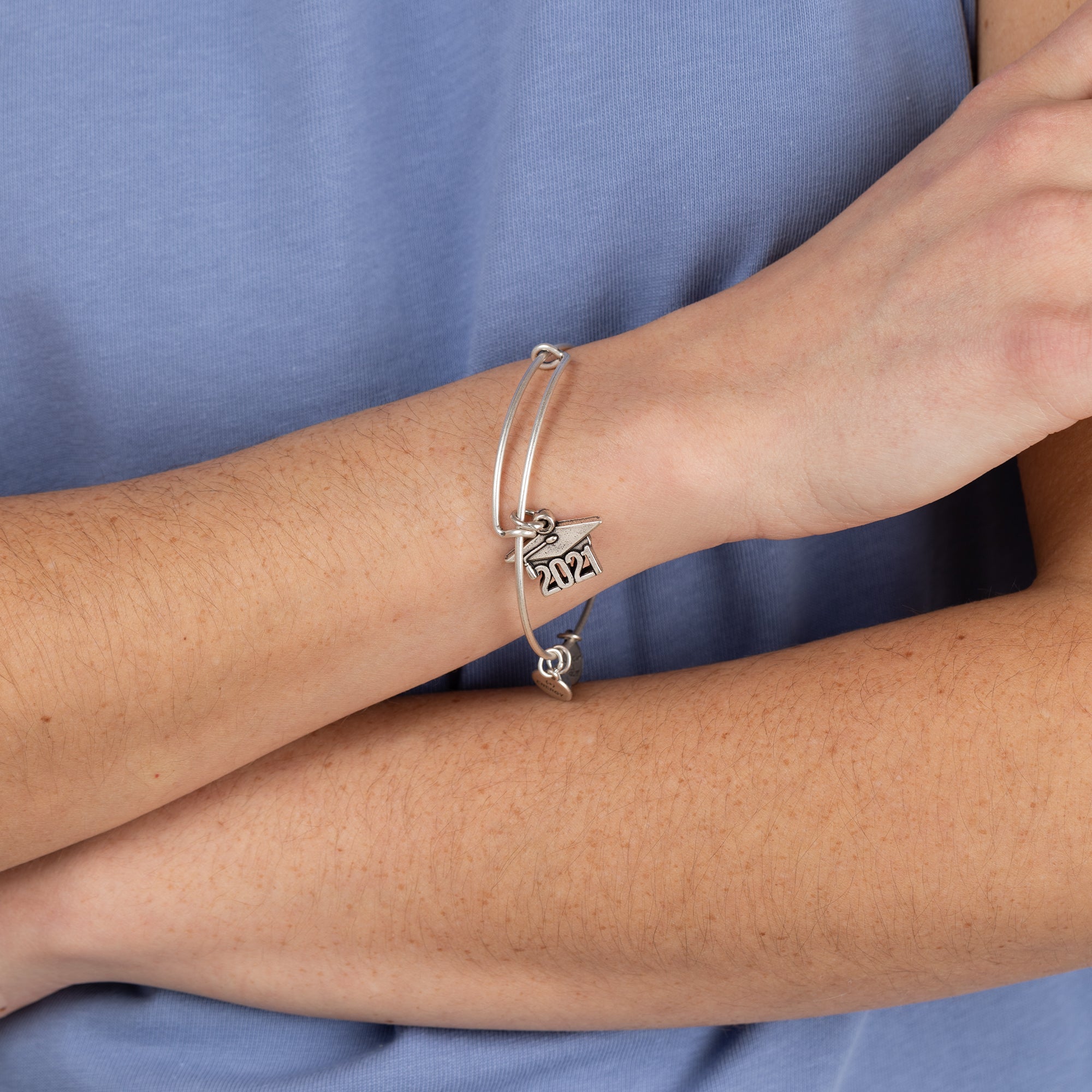 2021 Graduation Cap Charm Bangle - Elegant Jewelry for Graduation Ceremony, Party & Gift Giving - Perfect for High School & College Graduates
