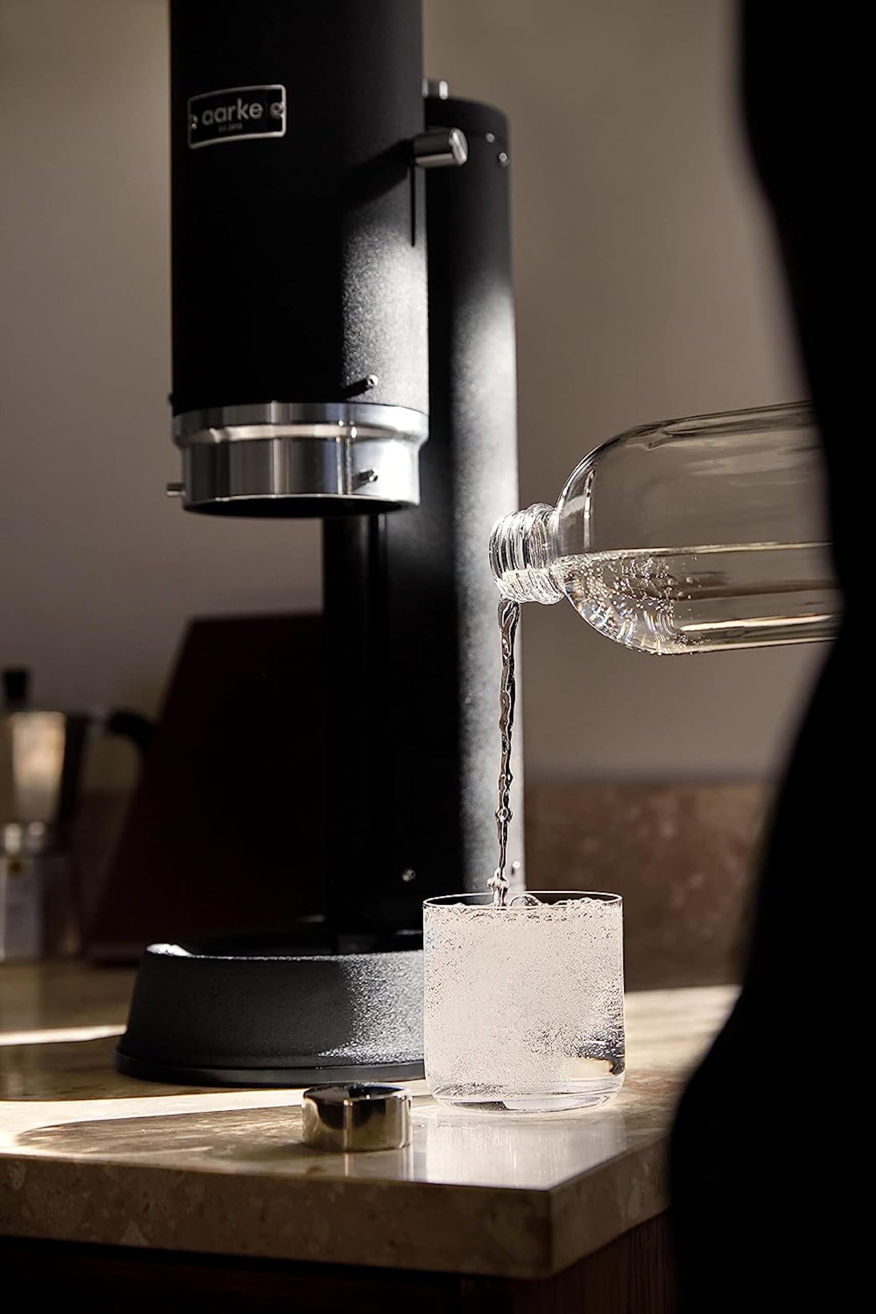 Aarke Carbonator Pro - Premium Sparkling Water Maker with 800mL Glass Bottle & CO2 Cylinder | Matte Black Stainless Steel Carbonation Machine | Perfect for Home, Office & Entertaining
