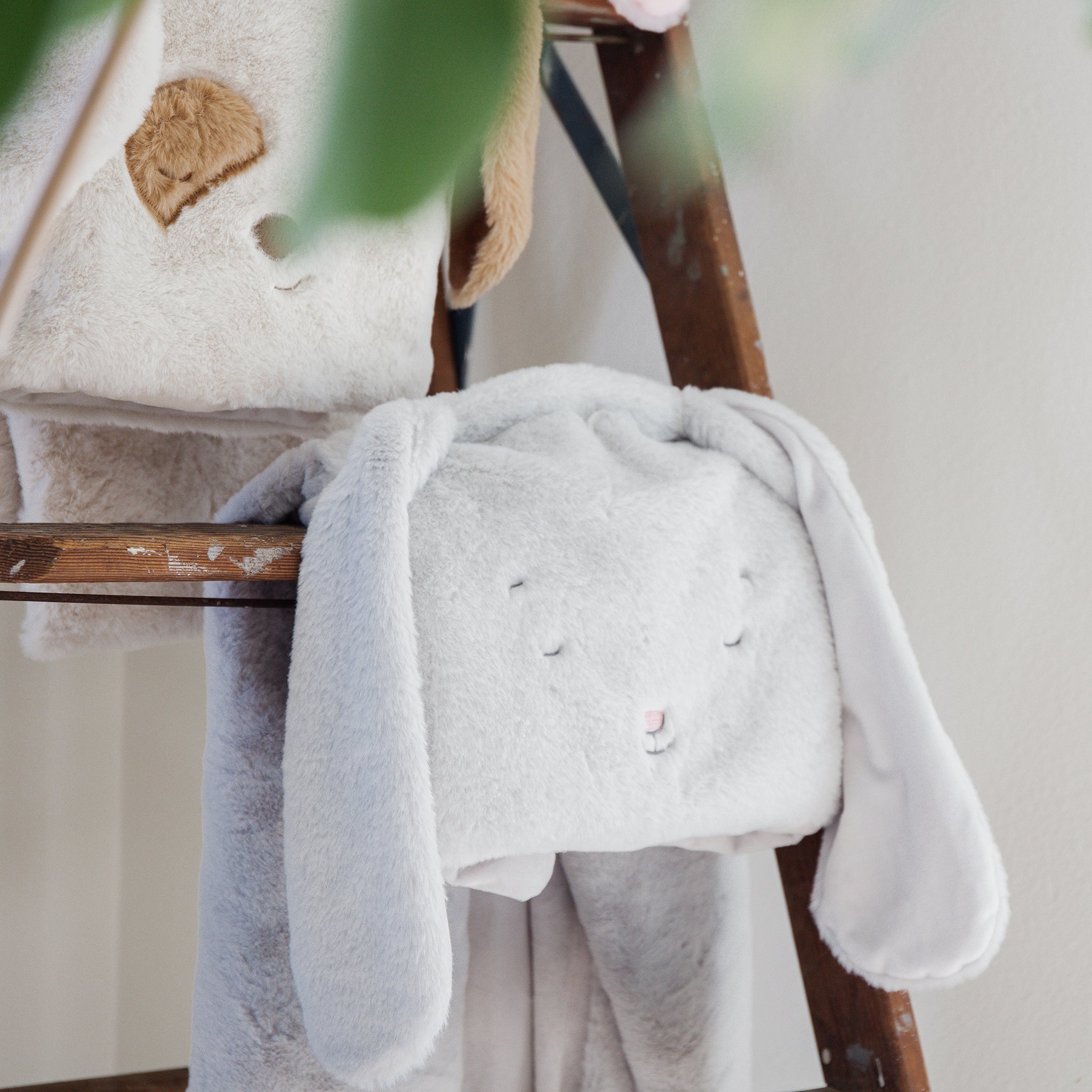 Bloom Tuck Me In Blanket - Ultra Soft Cozy Fleece Throw Blanket for Adults & Kids - Perfect for Bed, Couch, Sofa & Travel