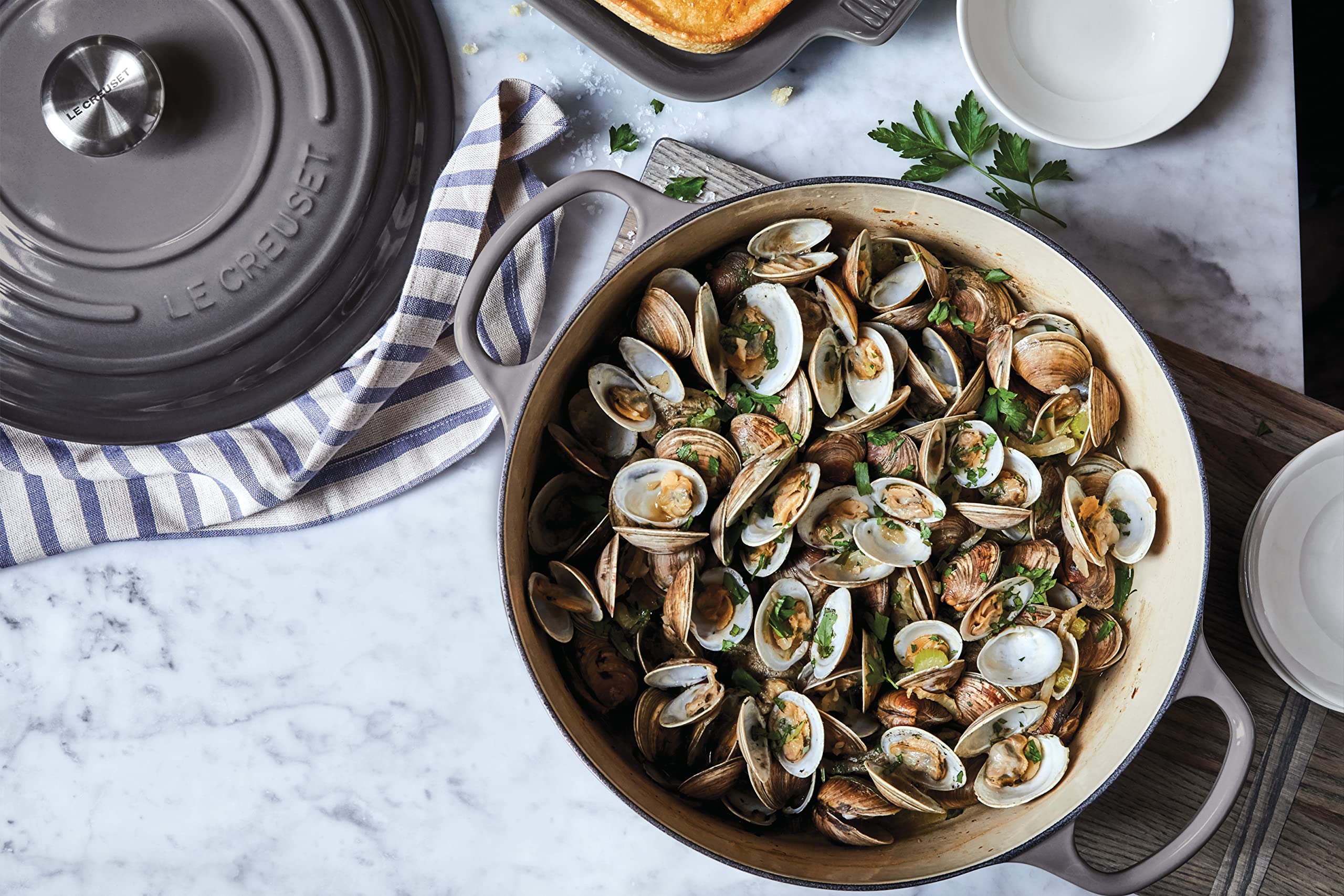 Le Creuset Enameled Cast Iron Signature Round Dutch Oven 2 Quart - Oyster Color | Premium Kitchen Cookware for Soups, Stews & Baking | Perfect for Stovetop, Oven & Table Serving