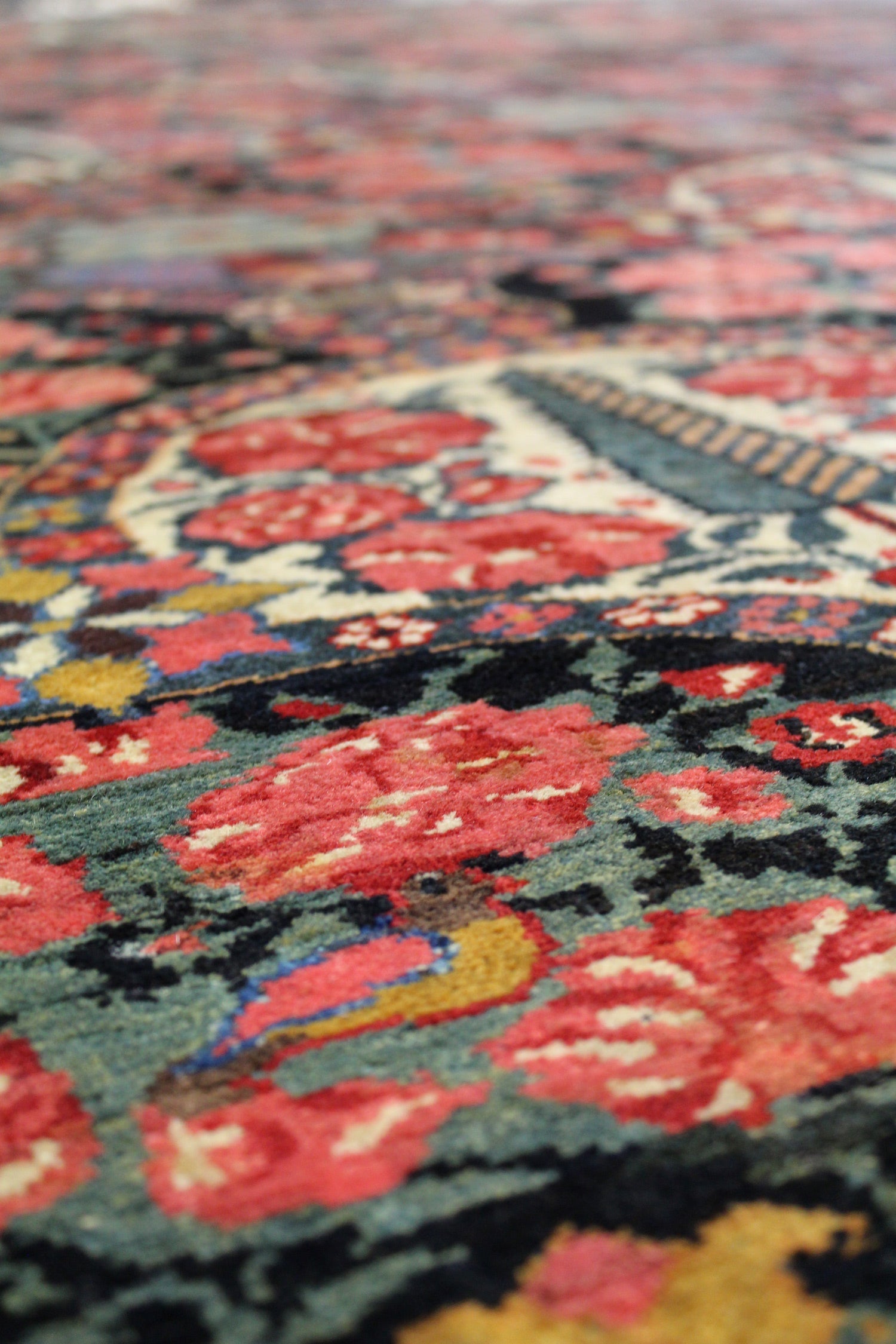 Antique Bakhtiari Handwoven Traditional Persian Rug - J63648 - Perfect for Living Room, Bedroom & Home Decor