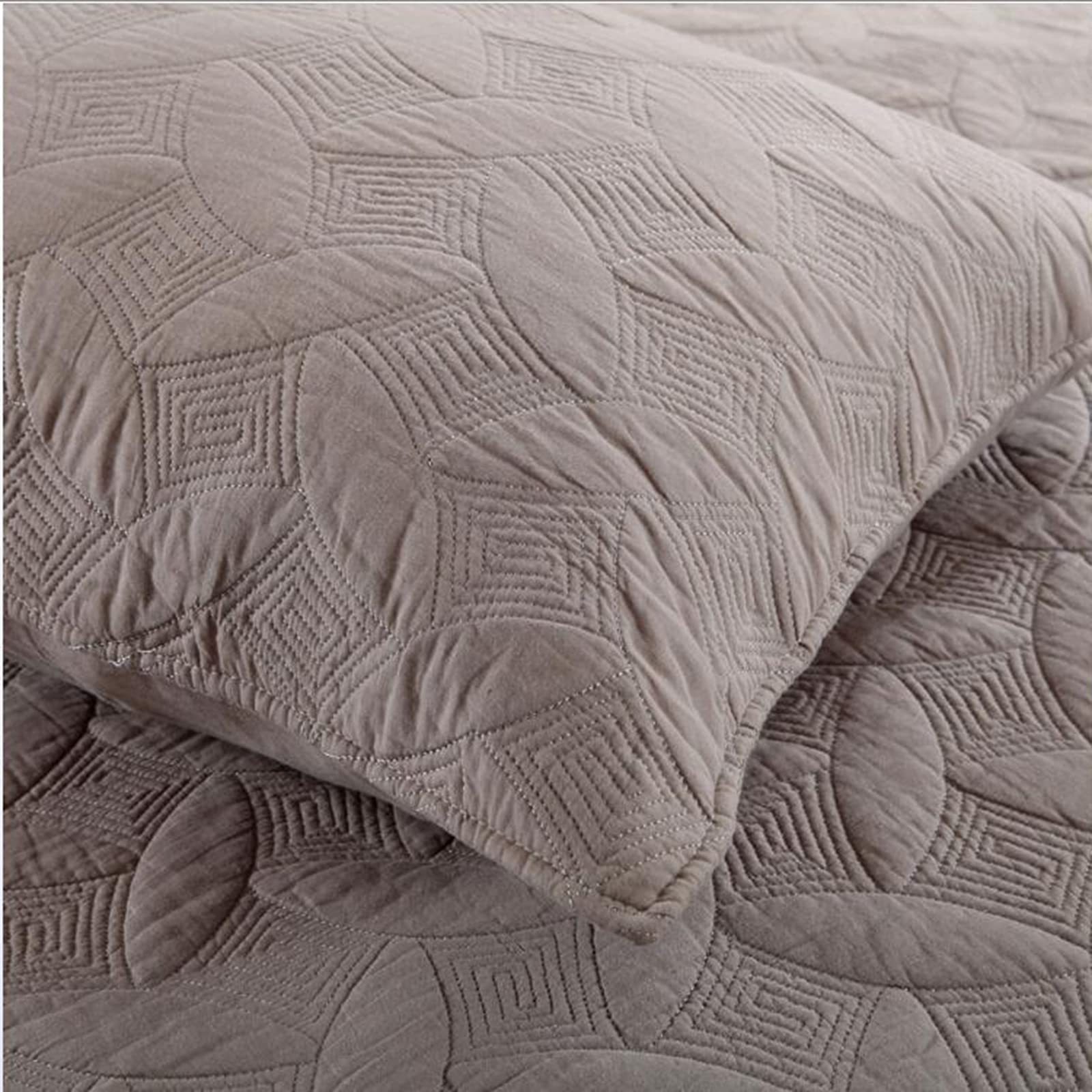 King Size 3-Piece Brown Quilt Set - Soft Lightweight Microfiber Bedspread & 2 Pillow Shams | All-Season Oversized Quilted Coverlet for Bedroom, Guest Room & Dorm | Breathable & Cozy Home Decor