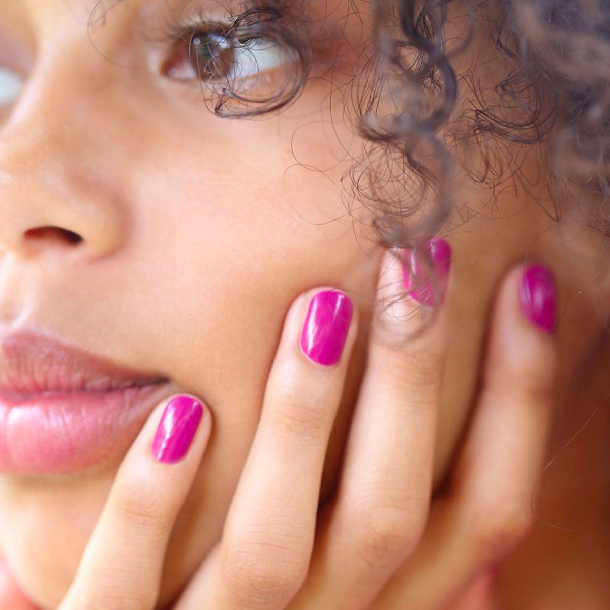 Green Flash Gel Polish Armeria - Long-Lasting UV/LED Nail Polish for Salon & Home Manicures - Perfect for Nail Art, Parties & Special Occasions