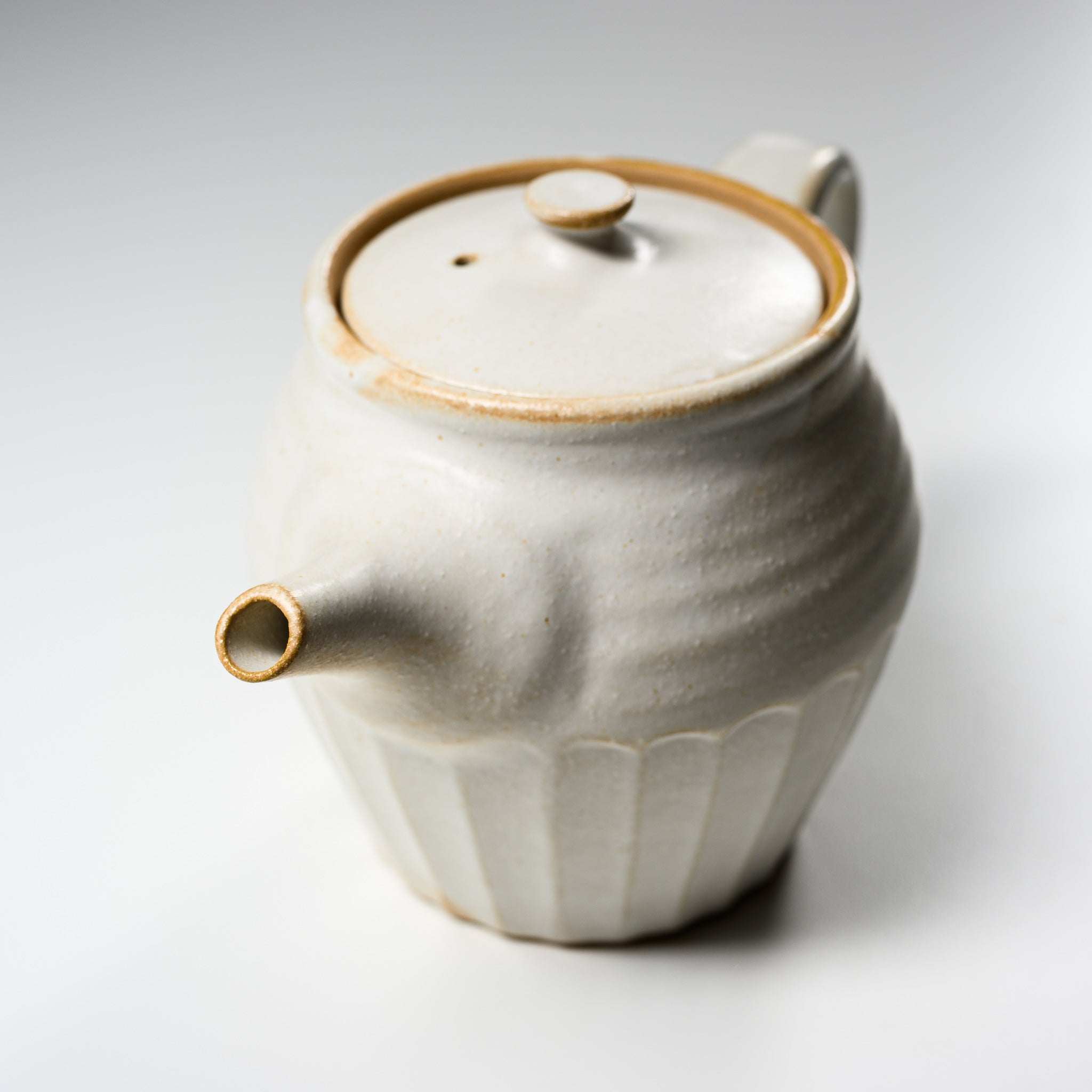 Wakasama Kiln Kinari Teapot - 500ml Japanese Ceramic Teapot for Green Tea & Herbal Brewing | Elegant Vertical Design for Home & Tea Ceremony Use