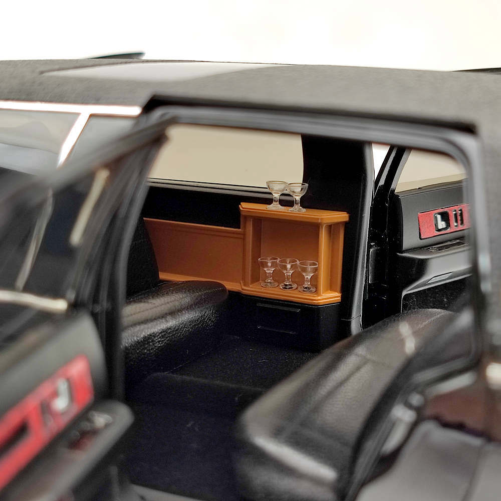1:18 Scale Cadillac Fleetwood Long Wheelbase Diecast Model Car - Gold Logo Limited Edition (Only 99 Pieces) - Collectible Toy Car Gift for Adults & Car Enthusiasts - Perfect for Display, Collection and Special Occasion Gifts