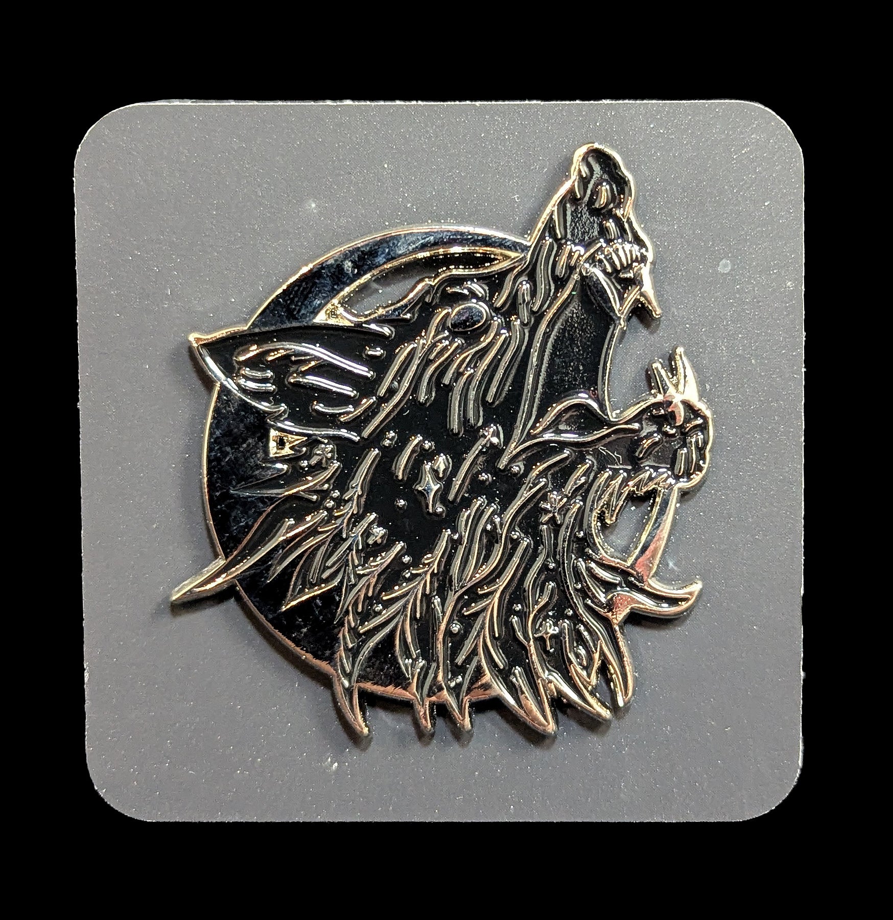 Howling Wolf Enamel Pin - Vintage Style Wolf Lapel Pin - Handmade Metal Badge for Jackets, Backpacks & Denim - Perfect for Outdoor Enthusiasts & Nature Lovers