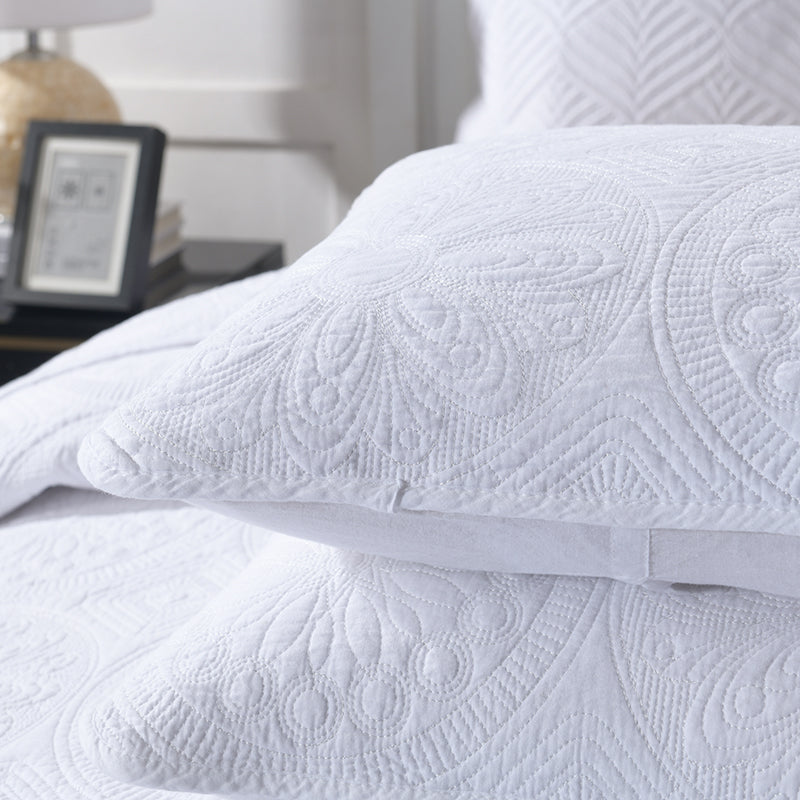 Alban Reversible 3-Piece Medallion Quilt Set - King Size Bedding with Matching Pillow Shams - Luxury Quilted Coverlet for Master Bedroom Decor