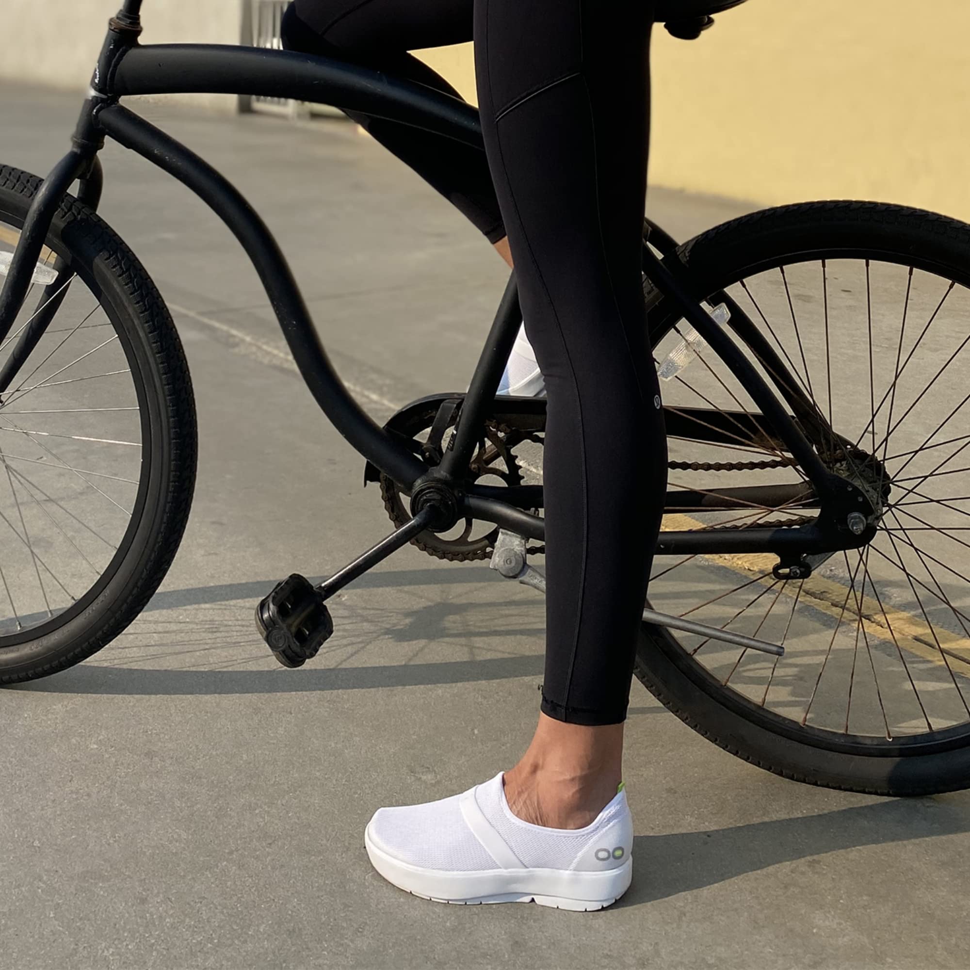 OOFOS OOmg Low Shoe - Lightweight Recovery Footwear for Men & Women - Reduces Foot, Joint & Back Pain - Machine Washable - Perfect for Post-Workout, Travel & Everyday Comfort