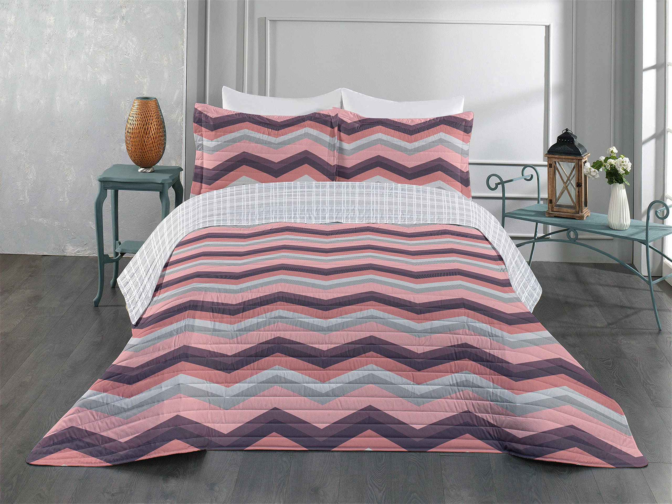Ambesonne Abstract Reversible King Size Bedspread Set with Pillow Shams - Geometric Chevron Pattern, Stripes & Zigzag Motif in Blush Coral | Microfiber Bedding for Modern Bedrooms, Guest Rooms & Dorm Decor