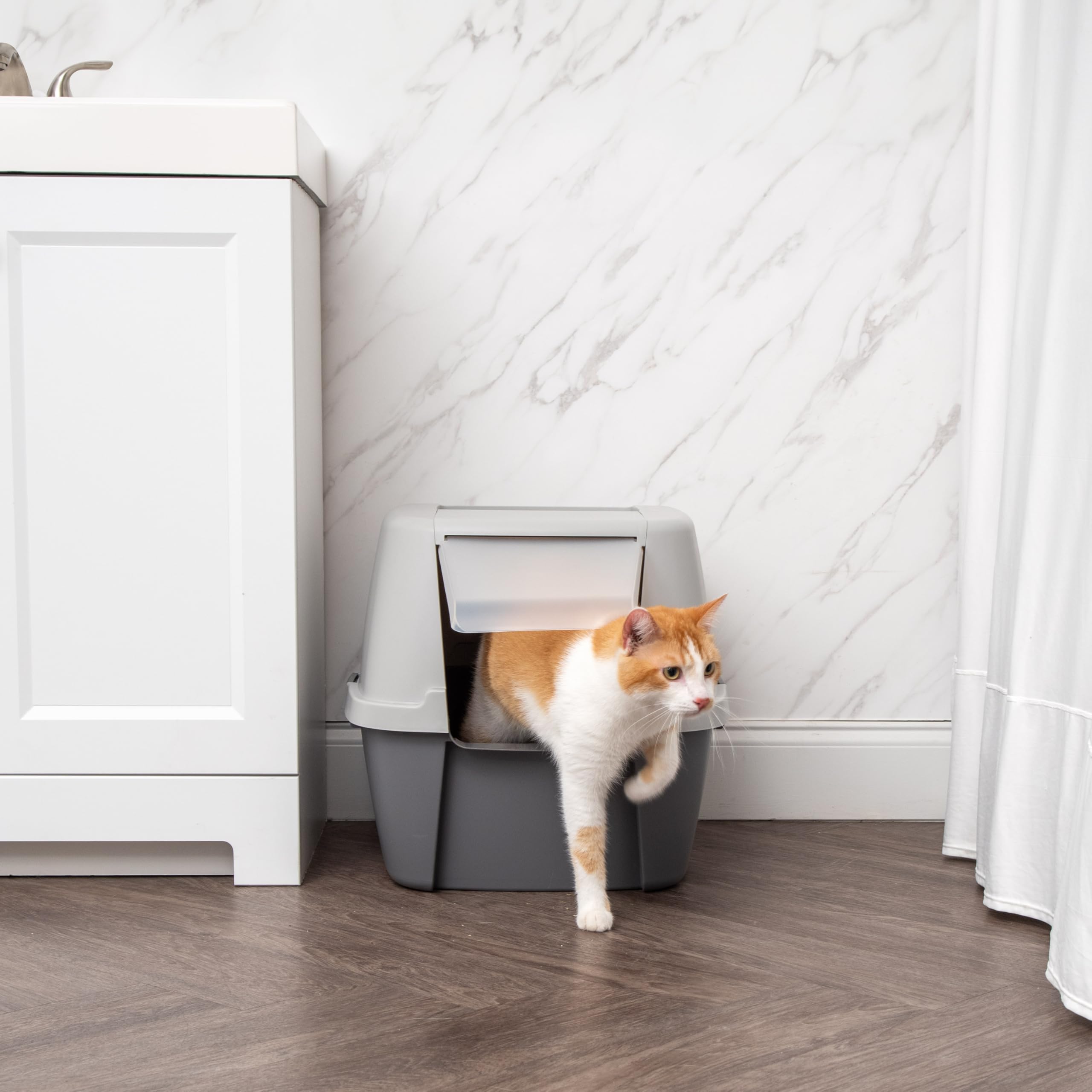 IRIS USA Enclosed Cat Litter Box with Front Door Flap & Scoop - Portable Covered Kitty Litter Box with Handle & Buckles for Privacy - Dark Gray - Perfect for Small Spaces & Multi-Cat Homes