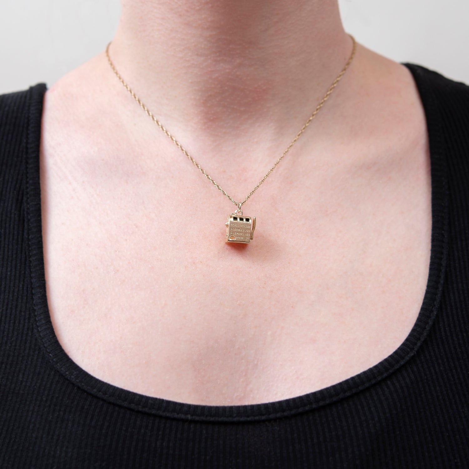 Vintage 14k Gold Slot Machine Charm Pendant - Casino Theme Jewelry for Necklace & Bracelet - Perfect for Gifts, Parties, and Gambling Enthusiasts