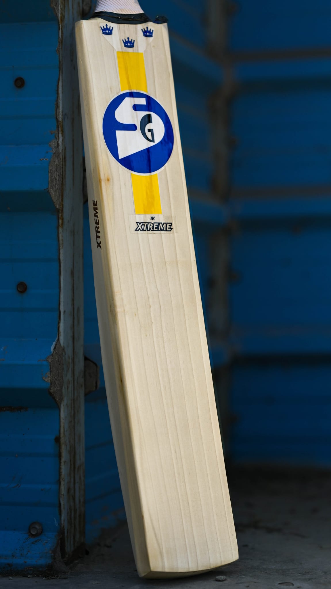 SG IK Xtreme English Willow Cricket Bat - Premium Performance for Professional & Recreational Cricket Players - Perfect for Matches, Practice & Training Sessions