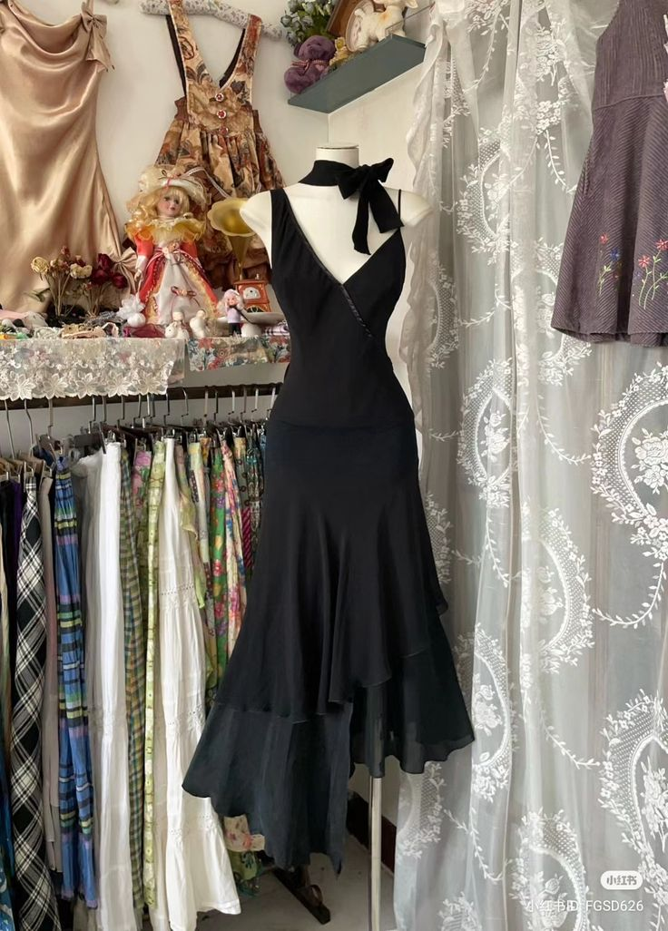 Elegant Black A-Line Ruffle Prom Dress - Vintage Formal Gown J4759 for Homecoming, Evening Parties & Special Occasions