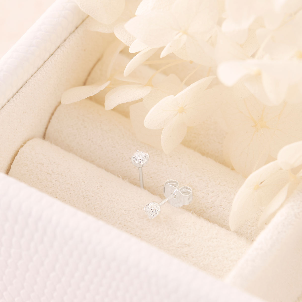 Exquisite Crystal Stud Earrings for Women - Sparkling Elegant Jewelry for Daily Wear & Special Occasions