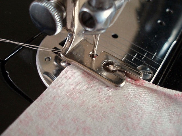 Vintage Original Singer 1/8 Inch Narrow Rolled Hemmer Foot - Perfect for Delicate Fabrics, Lace Edging & Quilting Projects (Sewing Machine Attachment)