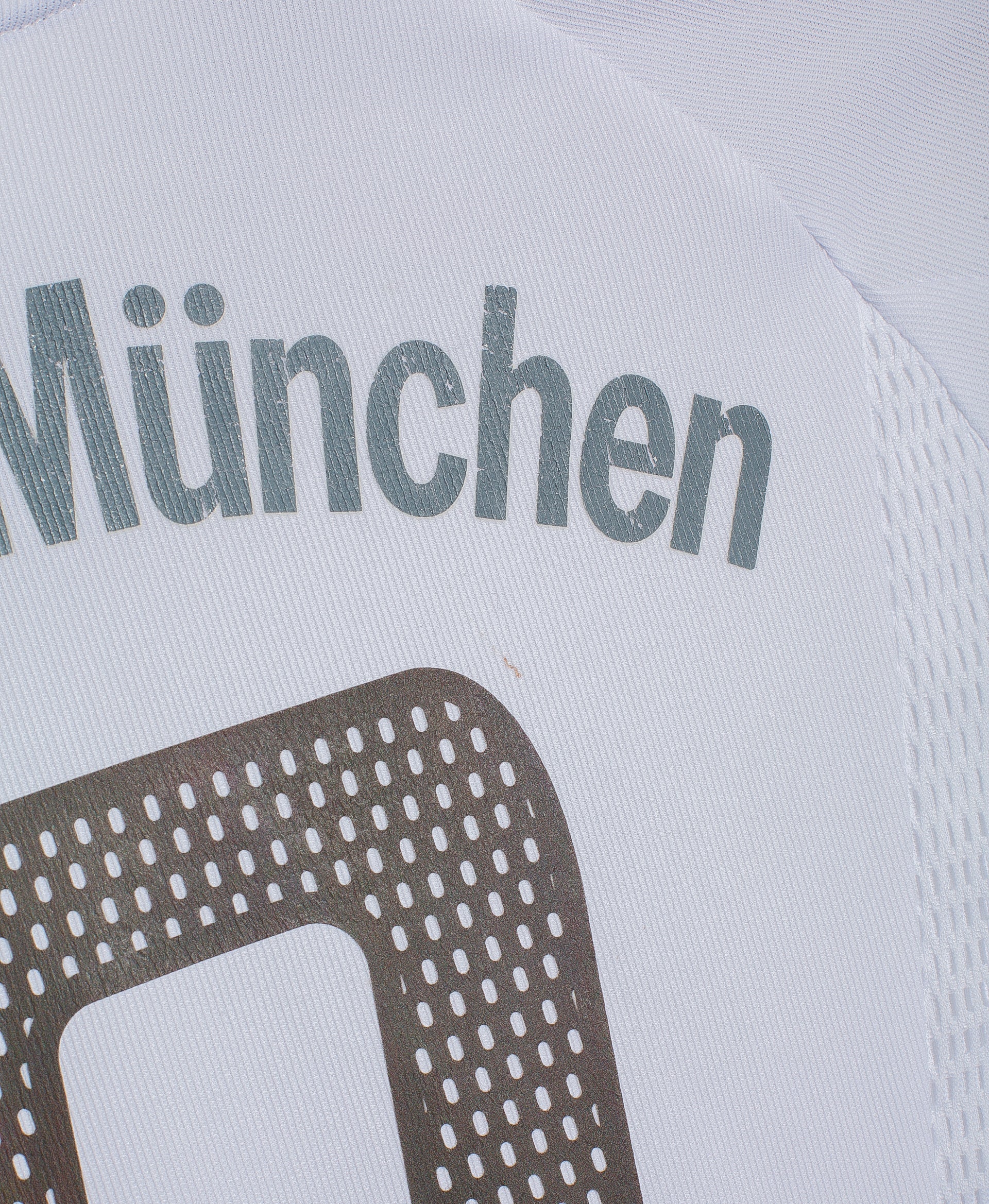 2002 Bayern Munich Away Jersey #9 Giovane Elber - Men's Soccer Jersey for Fans & Collectors - Perfect for Matchdays, Gifts & Memorabilia