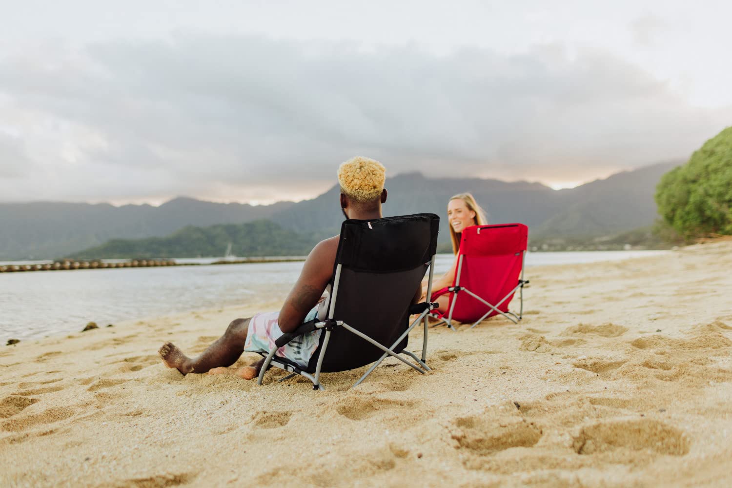 PICNIC TIME NCAA Tranquility Beach Chair with Carry Bag - Portable Low Profile Beach Chair for Adults - Lightweight Folding Lawn Chair for Outdoor Relaxation, Camping, Picnics & Beach Trips
