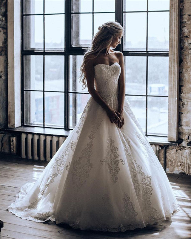 Elegant A-Line Sweetheart Neckline Tulle Wedding Dress with Lace Embroidery - Perfect for Bridal Ceremonies, Vow Renewals & Romantic Photoshoots