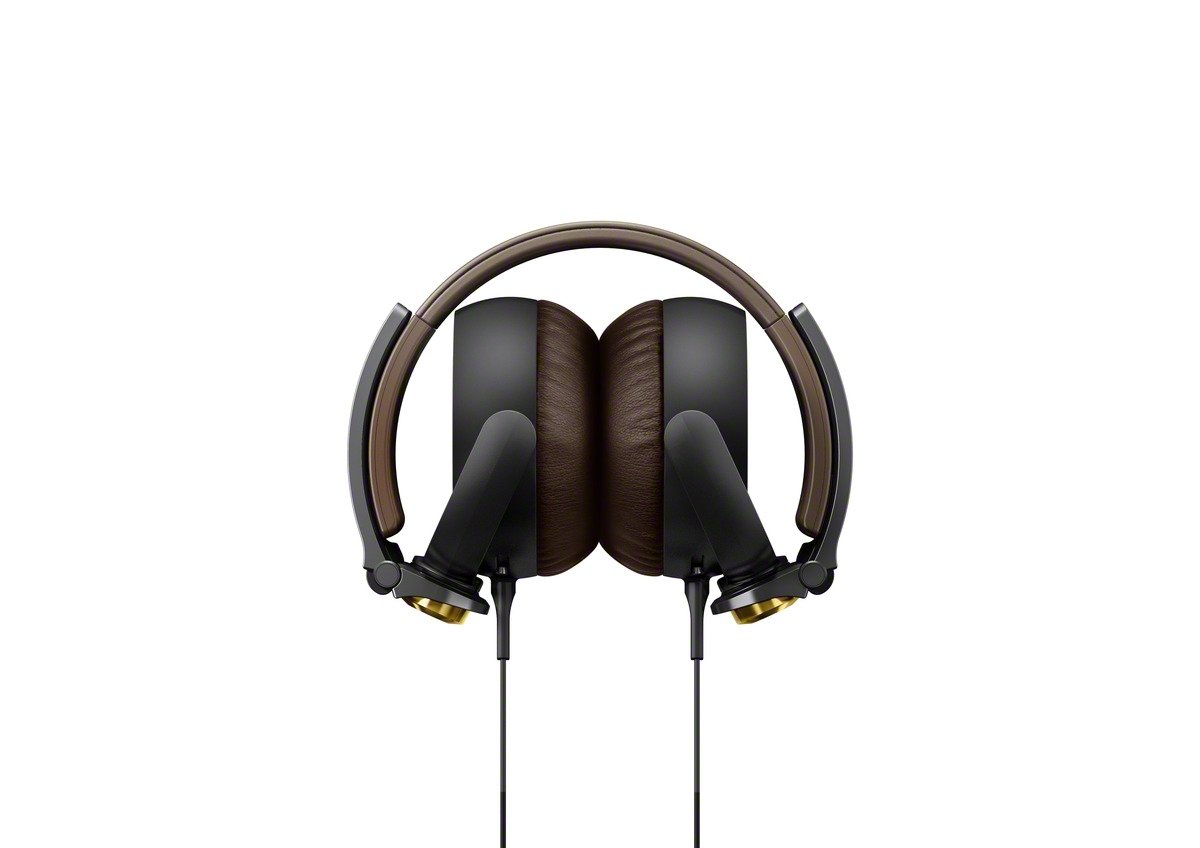 Sony MDRXB600IP EX Extra Bass Headphones for iPhone iPad iPod - Noise Isolating Wired Earbuds with Mic for Music, Gaming & Workouts
