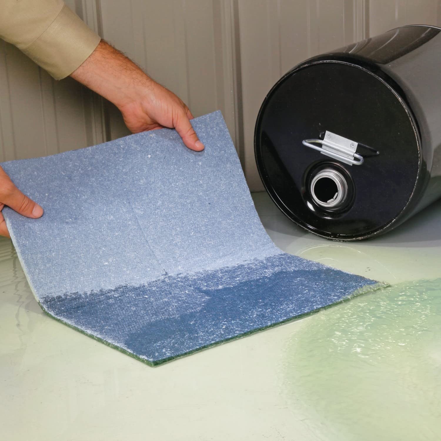 PIG Super Absorbent Mat Pads in Dispenser Box - 50 Oil Spill Mats (15