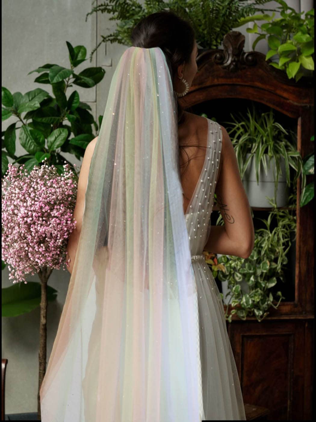 Unsutuo 1 Tier Glitter Wedding Veil - Fingertip Length Bridal Veil with Comb for Women & Girls - Perfect for Bridal Showers, Bachelorette Parties & Rainbow Themed Weddings