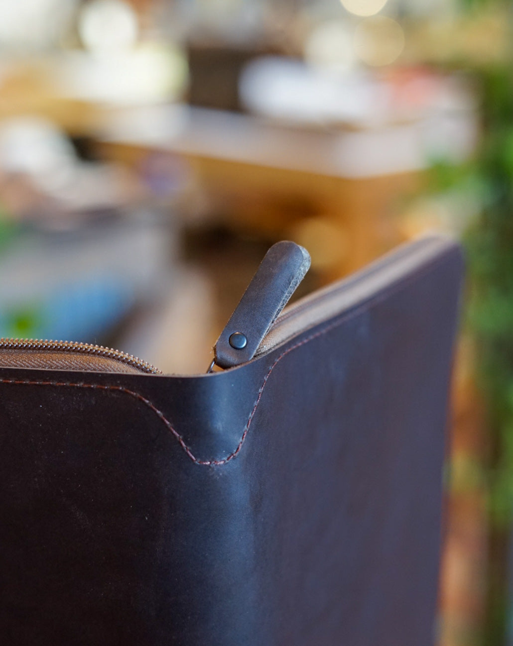 Premium Two-Tone Leather Padfolio - Pebbled Cappuccino & Fleet Sienna Brown - Professional Business Portfolio Organizer for Meetings, Interviews & Office Use